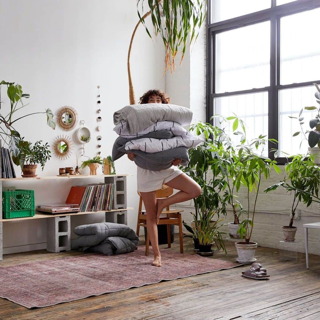 のインスタグラム：「Apartment essentials include vinyl, blankets, and plants. Mostly plants. #UOHome @UrbanOutfittersHome」