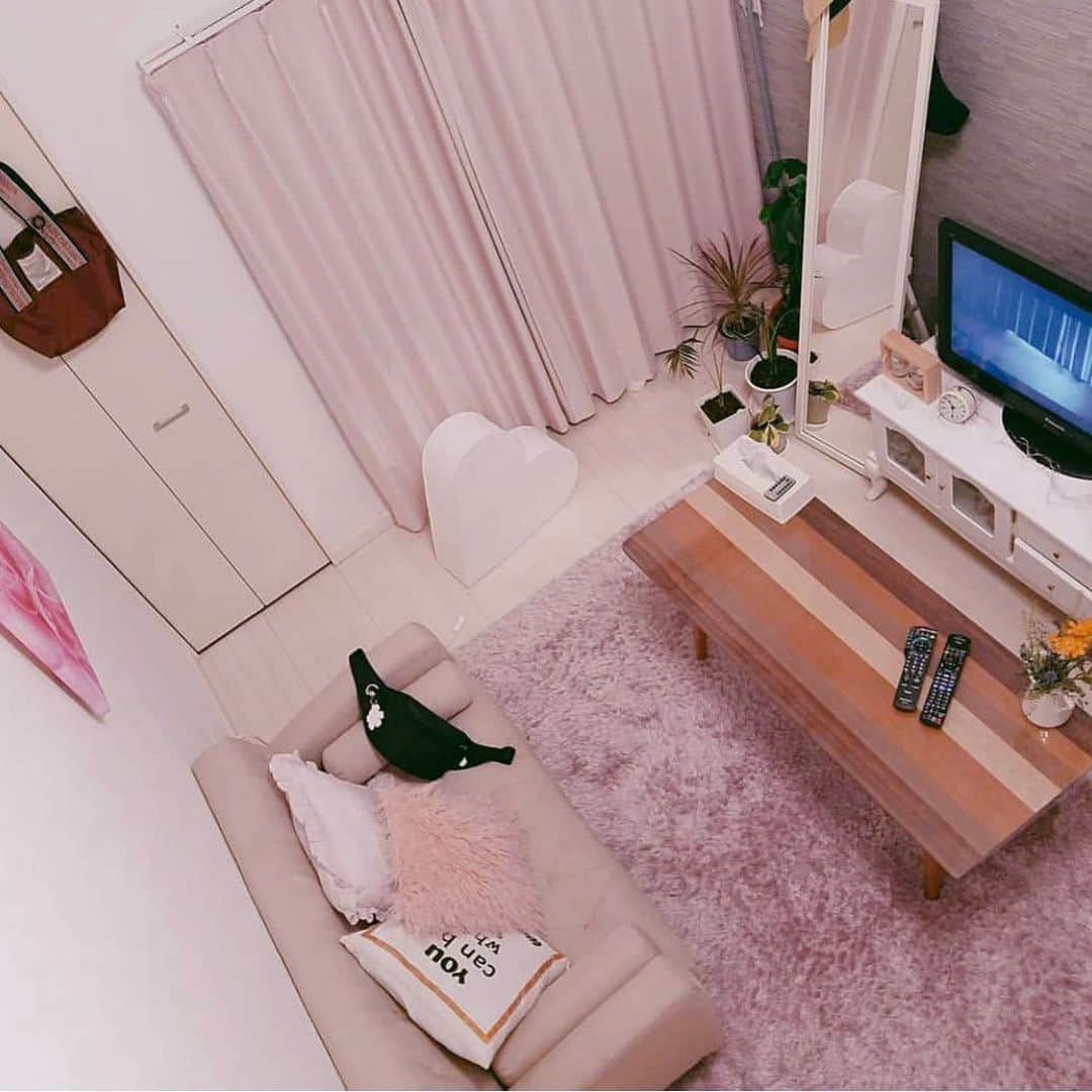 MAISON ABLE CLUBさんのインスタグラム写真 - (MAISON ABLE CLUBInstagram)「. ピンクだけど甘すぎない、大人ガーリーなお部屋🎀 . . ◽️お部屋作りのポイント ✔️ダスティピンクのインテリア ソファやラグ、カーテンの色と素材にこだわって、飽きのこないかわいいお部屋に💝毎日ロフトから眺めてうっとりしちゃう👼 . . Special Thanks❤︎ @ko.choco.late . . . #メゾンと私  #maison_interior . . #メゾンエイブルクラブ #メゾンエイブル #maisonable #ひとりぐらし #ひとり暮らし #ひとり暮らしインテリア #一人暮らしインテリア #賃貸インテリア #デザイナーズアパート #一人暮らし女子 #女子部屋 #ダスティピンク #ニトリ #nitori #フランフラン #francfranc #イケア #ikea #ローテーブル #ラグ #ロフト #ロフトのある家 #6畳 #ワンルーム #ワンルームインテリア #観葉植物のある暮らし #ていねいな暮らし #インテリア好きな人と繋がりたい」6月23日 22時58分 - maisonableofficial