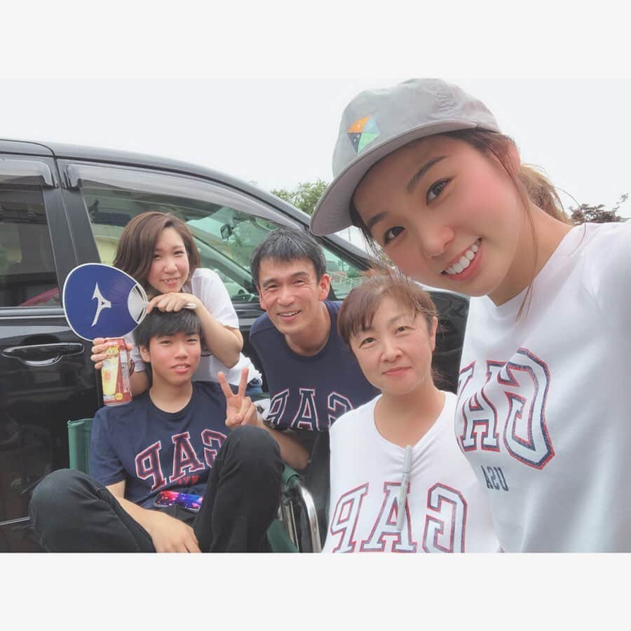 寺村美穂さんのインスタグラム写真 - (寺村美穂Instagram)「#20190623  お隣さんちと合同BBQ🥴🍖🏡 雨予報だったけど、変わって 無事BBQができました🌥 子供達いっぱい！大変だったけど にぎやかで、たのしかた🤗 #最後の家族写真さいこう  #いつかに買ってきてくれてたお揃いＴシャツ #BBQ #おとなりさんち  #ありがとうございました  #寺村家 #川上家 #大谷家」6月23日 23時00分 - teramipooo