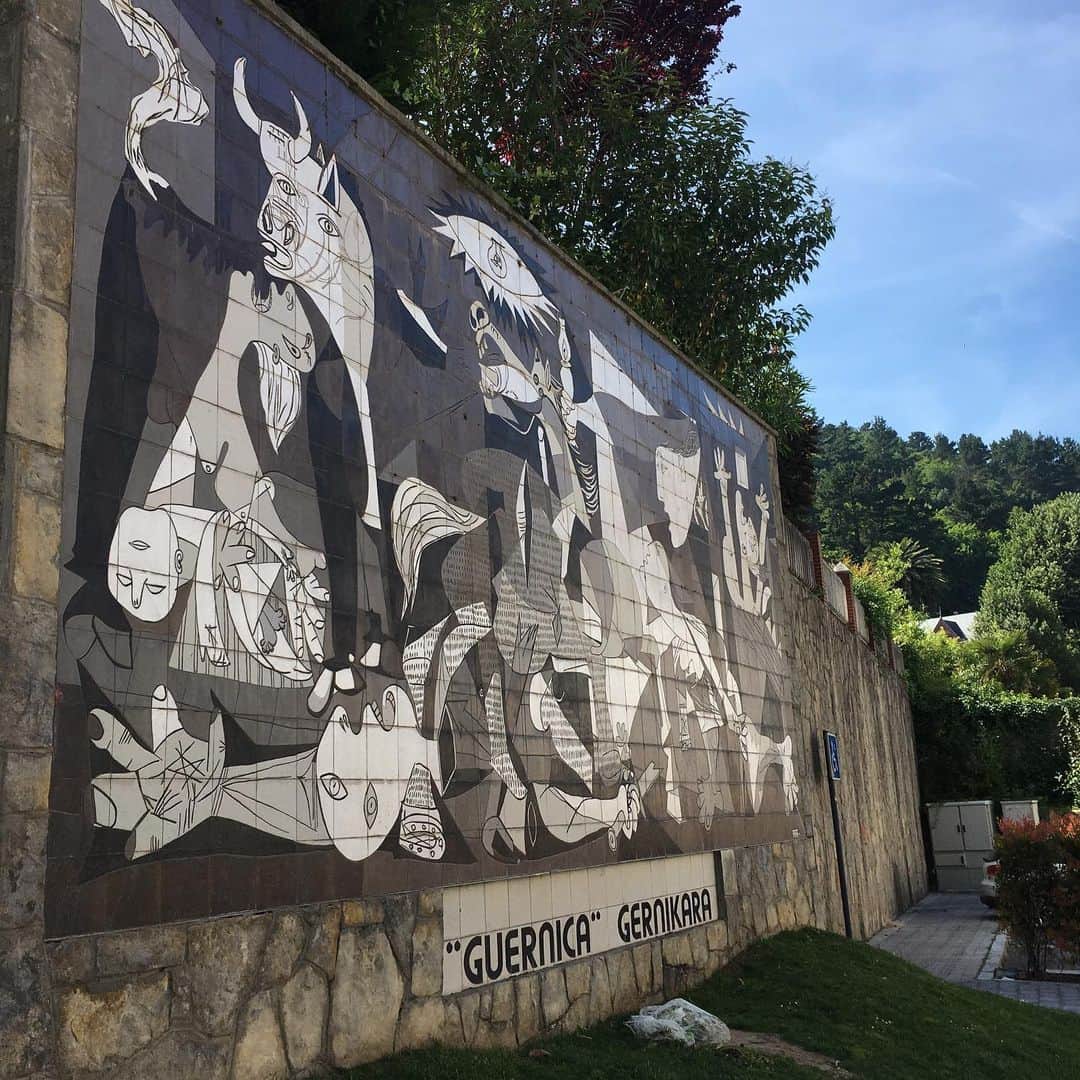 サルボ恭子さんのインスタグラム写真 - (サルボ恭子Instagram)「ゲルニカ﻿ Guernica﻿ ﻿ そこはパブロ ピカソが描いた﻿﻿ スペイン内戦の舞台。﻿﻿ ﻿﻿ そしてバスク統治の源﻿﻿ ﻿﻿ #francevoyageenjuin2019#Guernica#kyokosalbot#サルボ恭子」6月23日 23時11分 - kyokosalbot