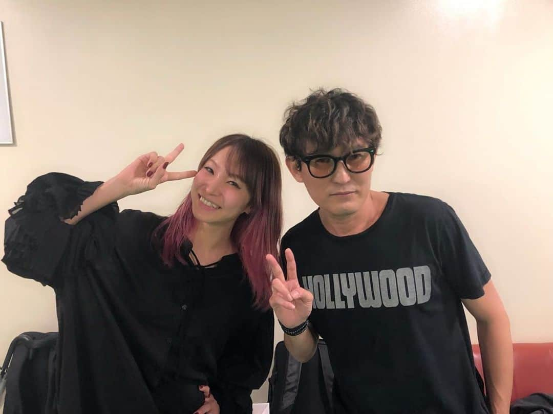 LiSAさんのインスタグラム写真 - (LiSAInstagram)「今夜はスガ シカオ様。@ NHKホール 素晴らしい音楽を、素敵な言葉を、一緒に楽しむ時間を、最初から最後までたくさんくれて、ちゃんと最後までみんな、みーーんな連れてってくれる。 私もこんなに思い切り音楽を好きでいる素敵なミュージシャンに。こんなにも素敵な大人になりたい。ほんと最高でした。踊った踊ったーーー！\( ¨̮ )/ #スガシカオ #LiSA @suga_shikao」6月23日 23時04分 - xlisa_olivex