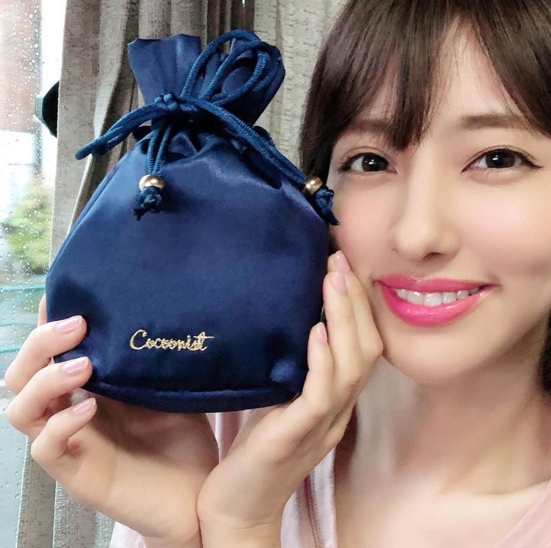 美人百花さんのインスタグラム写真 - (美人百花Instagram)「先日撮影があったので、発売中の7月号付録、コクーニストのマルチ巾着ポーチと千笑美ちゃんをぱしゃり📸  すごいしっかりした作りだし可愛い♡コスメとかヘアケア用品とか、日々の美容に必要なもの一式入れて持ち歩きたい♡と千笑美ちゃんもおっしゃっていました💡  巾着ポーチの何がいいって、 たくさん詰めることもできるけれど 必要のない中身を抜いて、小さくすることもできるところ😊 バッグの大きさやポーチの中身の量に合わせてポーチを替える必要がないので、デイリーユースにとっても便利ですよね💓  このポーチは中身が少ない時はちょっとくしゃっと畳んでもシワにならずきれいに元に戻るので 日々忙しいレディのみなさんにとってもおすすめです♡ まだお手元に届いてない方は、ぜひチェックしてくださいね😊編集O  #美人百花 #愛甲千笑美  #コクーニスト  #巾着 #ポーチ  #付録」6月23日 23時06分 - bijinhyakka