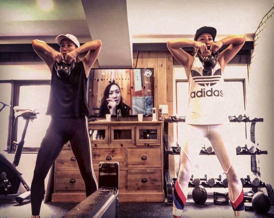 木村真野のインスタグラム：「#entiregym #mayasaya #training #egaodo #personaltrainer #artisticswimming #twins #bodymake #newera #adidas #adidastokyo #adidastwins #ultraboost #tokyo #笑顔道 #パーソナルトレーニング #まやさや #楽しく鍛える  @egaodo.hideto.fukuda  @egaodo1234  @inoue.egaodo.entire  @egaodo.trainer.team  @egaodo_noborito  @adidastokyo  @adidas  @newerajapan  @neweracap  @maybelline  @mayakimura5」