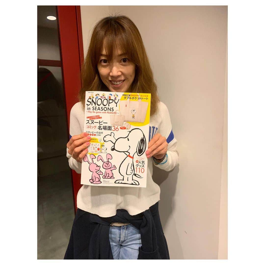 大和悠河さんのインスタグラム写真 - (大和悠河Instagram)「#ＳＮＯＯＰＹ本  #2019夏号 「 #大和悠河のいつも心にスヌーピー 」  SNOOPY in SEASONS〜Play the game with PEANUTS！〜 #学研プラス  より発売されました。  今回の＜ 大和悠河の #いつも心にスヌーピー ＞では、3年ぶりに訪れた  #PEANUTSCAFE中目黒  で、 #ヨーロッパの列車の旅のおとも には、必ず2種類の本を持って歩いてて、そのうちの一種類が  #PEANUTSコミック です。それを読んでる時の『思い』を語っています。  そして毎回お楽しみの付録は、今回も とっても使いやすいトートバッグ😃で、私が毎日持ち歩いている水筒もぴったりおさまるダブルポケット付きです。  #スヌーピー愛 でいっぱいの ＜ いつも心にスヌーピー＞ 愛に溢れたスヌーピー  #PEANUTS  どうぞお手にとり、読んでくださいね。 . . . . #yugayamato  #大和悠河 #PEANUTS  #スヌーピー本2019夏号  #谷川俊太郎訳  #SNOOPYムック本 発売中 #スヌーピームック本  #スヌーピームック #cosmos  #takarazukacosmostopster  #takarazukacosmostroupe #TakarazukaCosmosTopStar  #学研プラス  #SNOOPY  #大和悠河のいつも心にスヌーピー  #スヌーピー本2019夏号 #PEANUTS #スヌーピー  #チャールズモンローシュルツ #CharlesMSchulz #yugayamato #大和悠河 #snoopy  #谷川俊太郎訳  #SNOOPYムック本 発売中 #スヌーピームック本  #スヌーピームック #大和悠河のいつも心にスヌーピー  #いつも心にスヌーピー  #snoopyinseasons #snoopyinseasons2019」6月23日 23時12分 - yugayamato