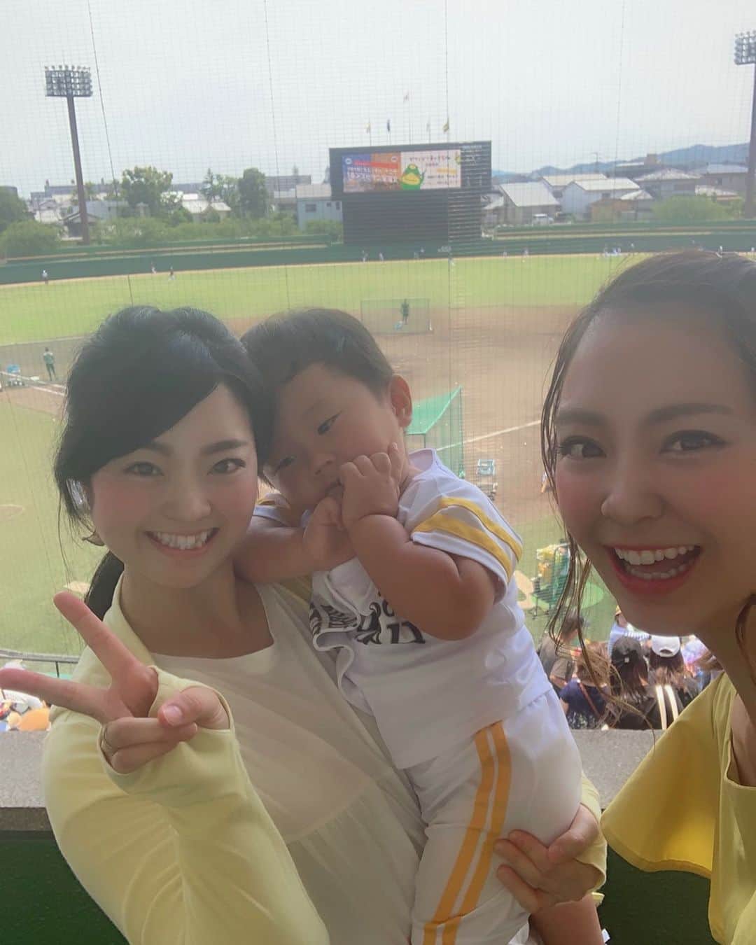 上杉あずさのインスタグラム：「. #久留米球場 で2軍戦⚾️🐣 いとこ夫婦も見に来てたのでパシャリ💕 はるた君は野球見に行けるとあって、朝からご機嫌やったげな👍 大好きなコラス選手がホームラン打ってくれてよかったねー😜✊ . #sbhawks #farm #baseball #kurume #stadium #tigers #western #league #fukuoka #softbankhawks」