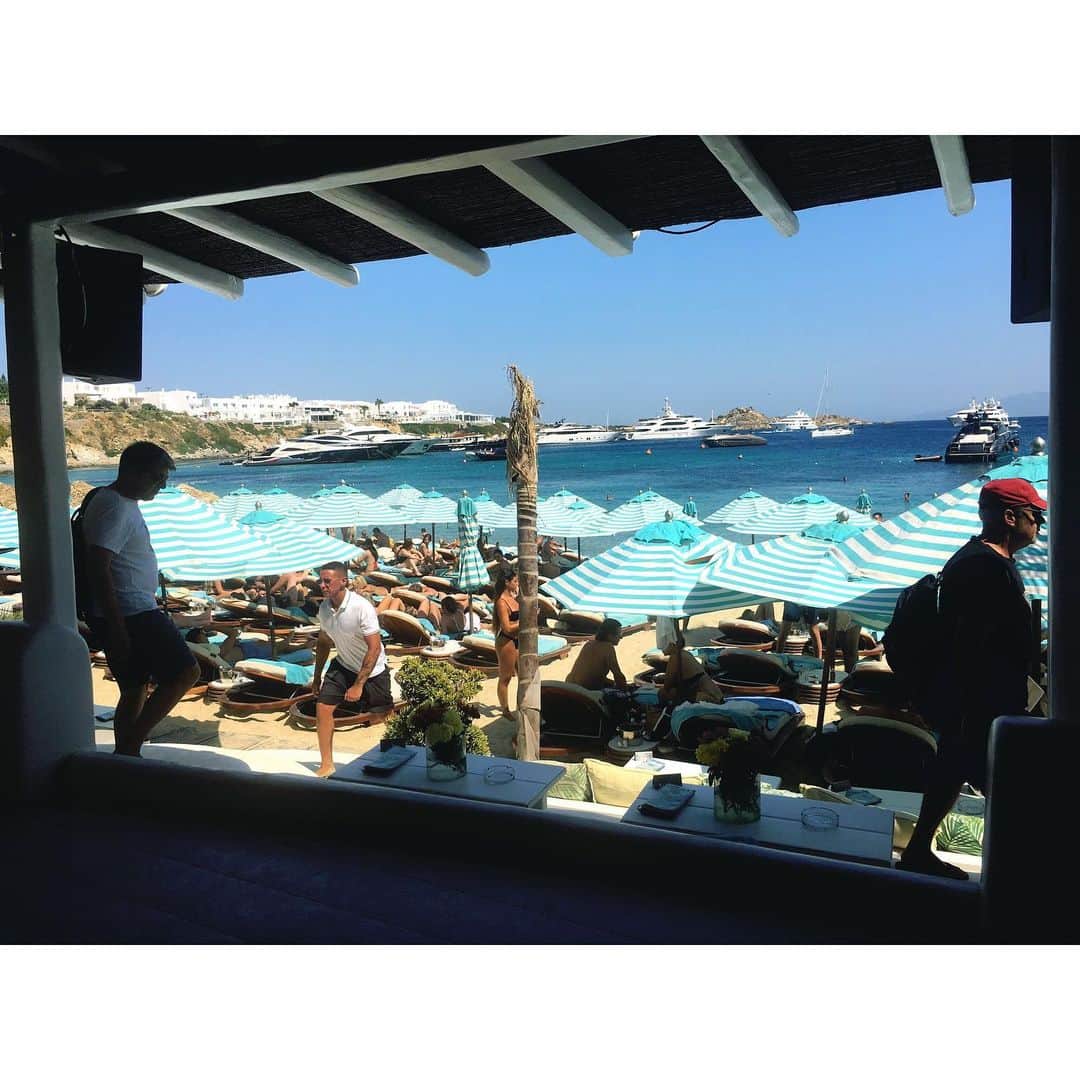 MICHIRUさんのインスタグラム写真 - (MICHIRUInstagram)「暑い、眩しい✨✨✨ 初めてのギリシャ ミコノス島は気候も人も熱い😊 バギー借りてビーチまで⛱ . #mikonos #ギリシャ #ミコノス島 #白の迷路　#ミコノスタウン　#エーゲ海の白い宝石　 #ギリシャ　#エーゲ海　#ミコノス島　#shooting」6月23日 23時19分 - barbiemichiru