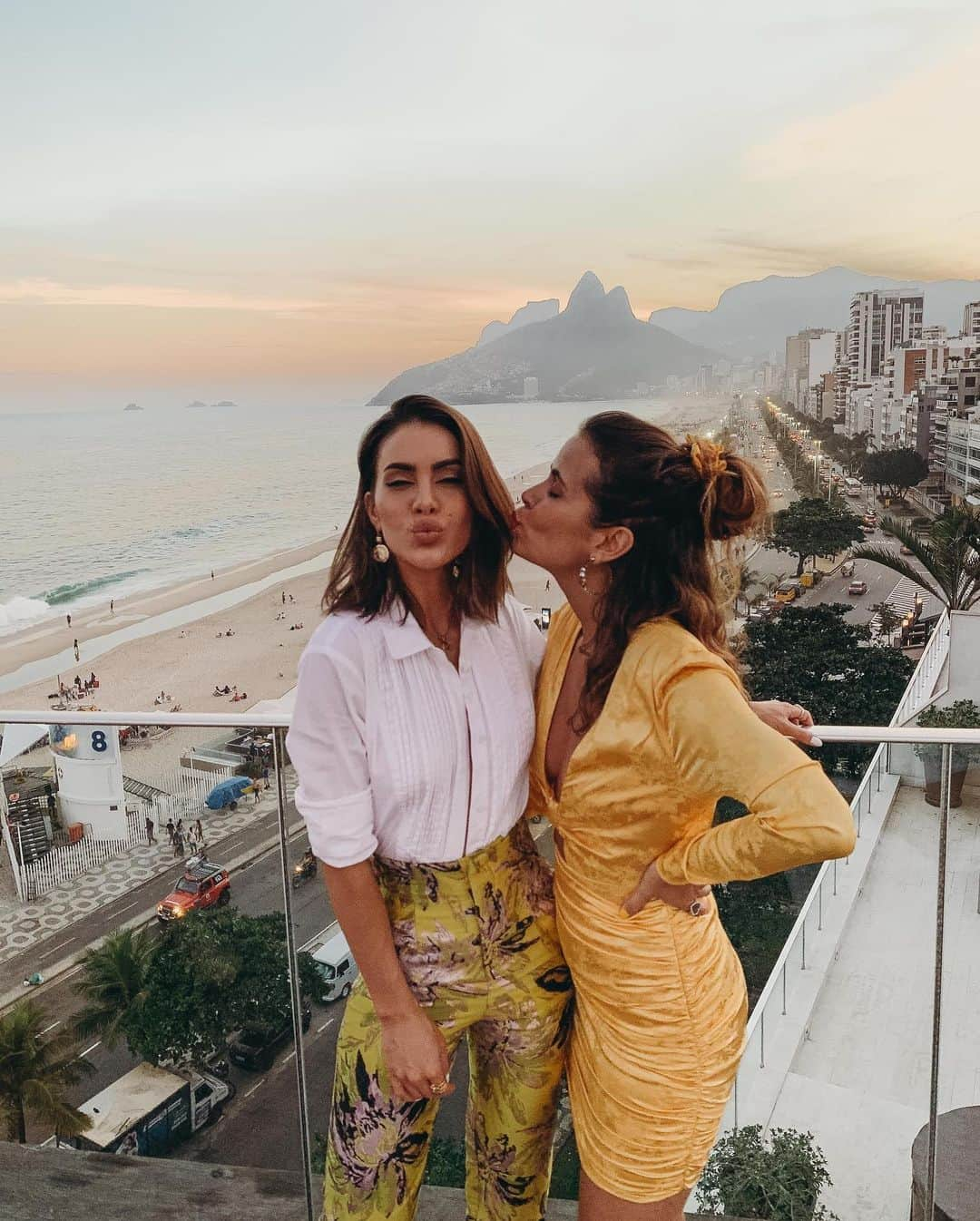 Collage Vintageさんのインスタグラム写真 - (Collage VintageInstagram)「Celebrating my beautiful friend @camilacoelho all the week in Brazil for the launch of her clothing collection 🎉 @camilacoelhocollection @revolve」6月23日 23時21分 - collagevintage