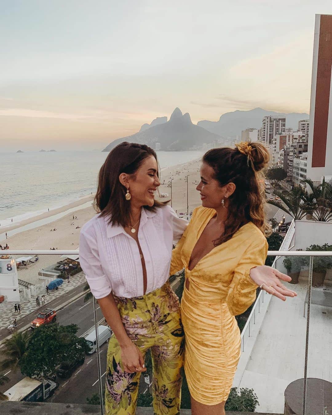 Collage Vintageさんのインスタグラム写真 - (Collage VintageInstagram)「Celebrating my beautiful friend @camilacoelho all the week in Brazil for the launch of her clothing collection 🎉 @camilacoelhocollection @revolve」6月23日 23時21分 - collagevintage