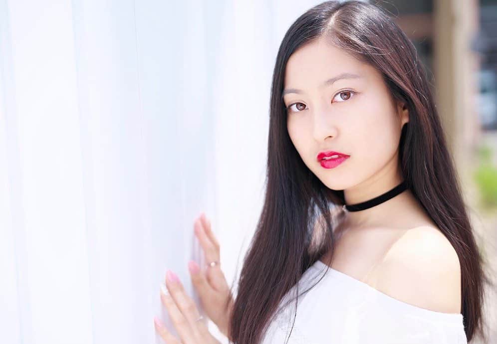 大浦ヒロミのインスタグラム：「【ご報告】 ・ ・ この度、8月9日に行われる”Campus Collection Nagoya 2019“にモデルとして出演させて頂きます💕 ・ 沢山悩んで、沢山の方にも相談して自分なりに考えた決めたことですのでどうか応援の方よろしくお願い致します😊本当まだまだ未熟な私ですが、最高なチャレンジとして臨んで行きたいので、この長い道のりをどうかみんなの力を貸してください！！よろしくお願いします✨ ・ ・ 《ミスキャン投稿》#CC19_毎日メイク ・ ・ 第1企画としては、自分の"毎日メイク"を載せることなので、こちらアップの写真を載せます☺️ ・ 私の普段のメイクは大学生になってからずっとこんな感じであり、ずっと同じ感じです✨ ・ メイクで何か特別にやっていることや気をつけていることありますか？ってよく聞かれるけど、特に何もないです！赤リップだけがいつでもどこでも必須です😍 ・ 基本私は毎日メイクをしているわけではなく、普段の大学行く時でも基本スッピンで行ってます！皮膚が弱くてすぐ肌荒れするので出来るだけ肌を休ませるようにしてます😊また肌弱いため出来るだけメイクの品ブランドや仕方を変えたりしないようにしてるので基本ずっと同じ感じのメイクの仕方です！時々アイシャドウやリップの色を変えたりします！ ・ ◎メイクの手順 (約5分) ⇨洗顔をする ⇨化粧水を塗る ⇨美容液と日焼け止めが一緒になったクリームを顔に塗り、その後はBBクリームをまたファンデーション代わりとして塗ります。(ポイントとしては、おデコ、鼻筋、顔まわりと顎の部分だけに塗っています) ⇨アイシャドウを塗る。(発色するものよりもキラキラしたものを普段のメイクとして使っています) ⇨アイラインを細く引く ⇨最後は赤リップして完成です☺️ ・ ・ こんな形で私の毎日メイクは５分ぐらいで終わります😊もしもっと詳しく知りたい方がいらっしゃいましたら、また是非個人で聞きに来てください🥰 ・ 長々になってしまいましたが、これからもどうぞよろしくお願い致します💕」