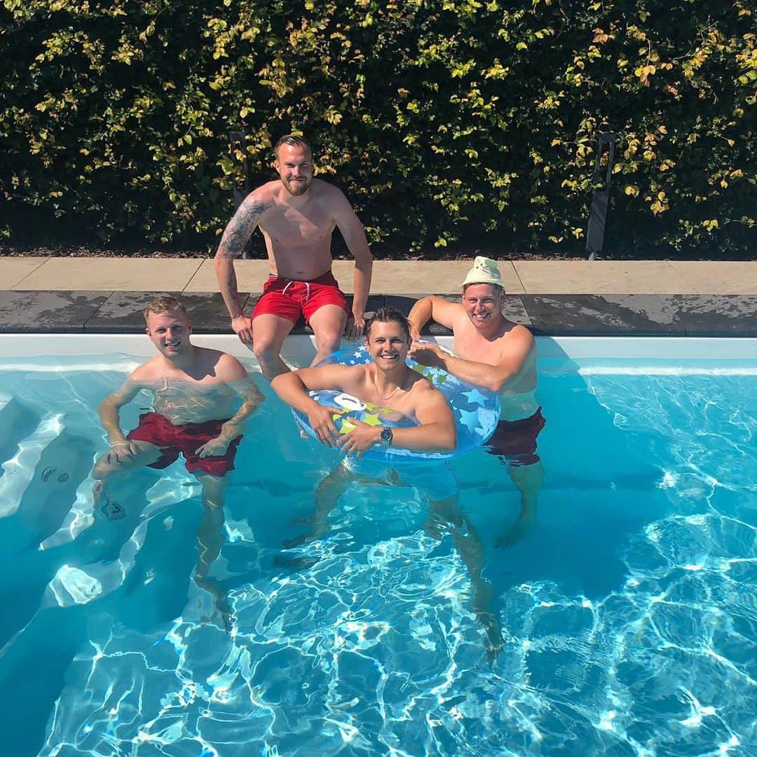ケヴィン・グロスクロイツのインスタグラム：「#pool #grillen #freunde #sommer #dortmund #beste #fische #isso」