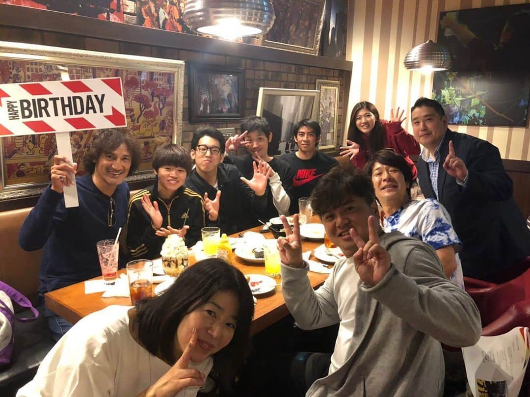 丸山桂里奈さんのインスタグラム写真 - (丸山桂里奈Instagram)「私の師匠、本並健治さんのお誕生日でした〜本日でしたが、私は参加できませんでしたが、、、👏👏👏 あの浪速のイタリアーノ本並さん、いつもありがとうございます👍🇮🇹 日本人と言われても絶対私は信じません😝そんなこんなで、私は今日はまた新たなチャレンジをした日になりました😳 師匠〜おめでとうございます。素敵な一年にしてください㊗️🎂🎁 #本並健治さん #浪速のイタリアーノ #師匠 #恩師 #大好きな人 #ホリプロ #西尾さんはじめみなさまありがとうございます #師匠の笑顔はじけてます #顔面の彫り方が半端なく深い #彫刻のよう #絶対ハーフ #いや、純粋100パーかも #関西弁 #めちゃめちゃ面白い #人間味がありまくる #いつも選手目線 #懐かしいな #サッカーで繋がる縁 #いい意味で #インスタバエ」6月23日 23時25分 - karinamaruyama