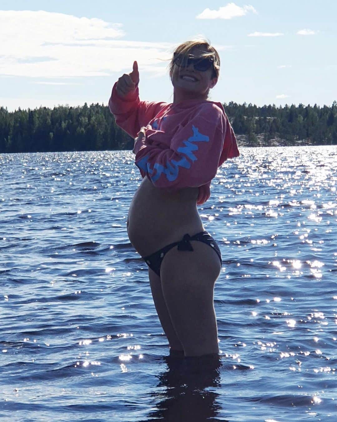 のインスタグラム：「Thumbs up for officially hitting my 5 month mark!! 🤰🏼only 4 months until we meet the lil nugget. 👶🏼」