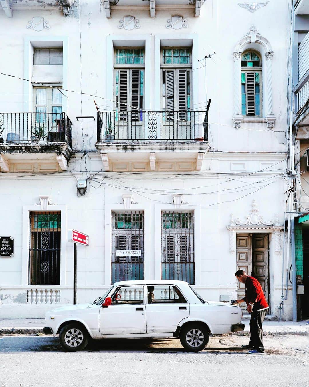 リリー＝ローズ・メロディのインスタグラム：「One of my favorite thing when wandering in the streets of Cuba was how everything was constantly matching together! The beautiful people, their clothes, the cars, the walls, everything! // Hope you all had a colorful weekend 😘!」