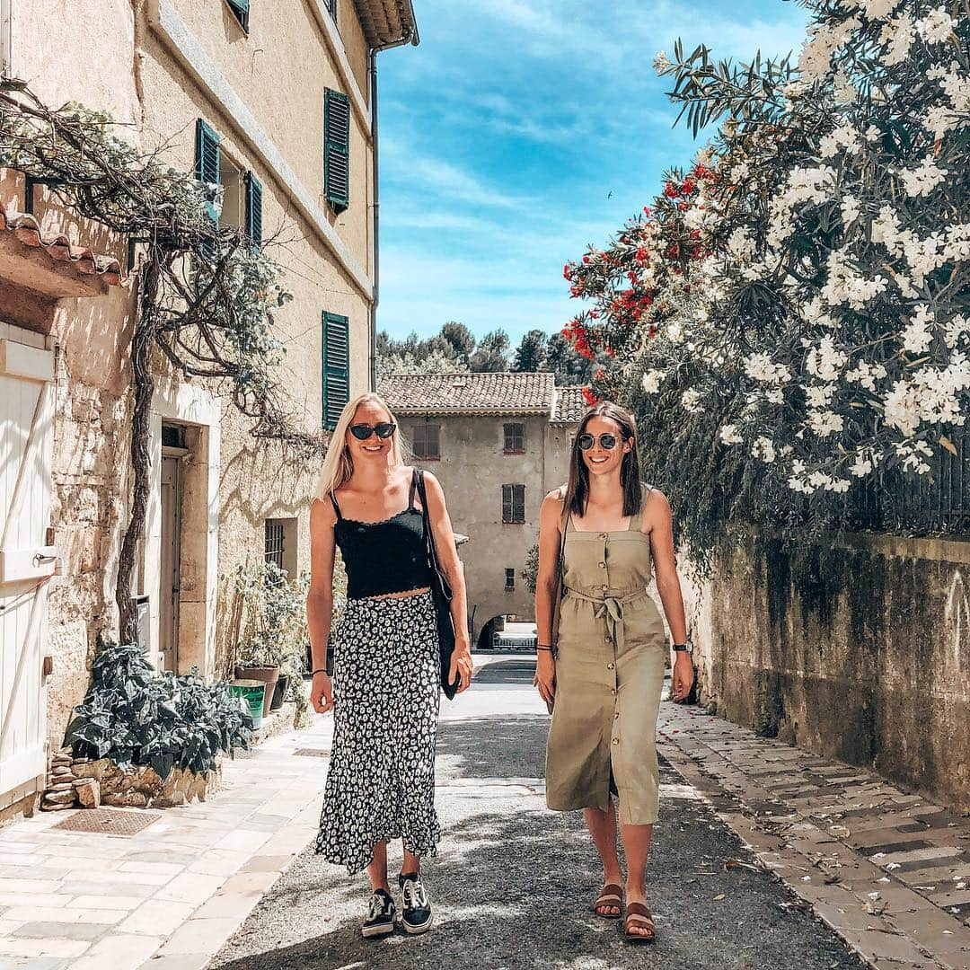 Camille LAUSさんのインスタグラム写真 - (Camille LAUSInstagram)「Halfway through our training camp. Time for a walk in this charming village 💘  Thanks for the picture @teitepeteir  #trackgirl #trainingcamp #teammates #teamJB #friends #southoffrance #flowers #trackandfield」6月23日 23時30分 - camillelaus