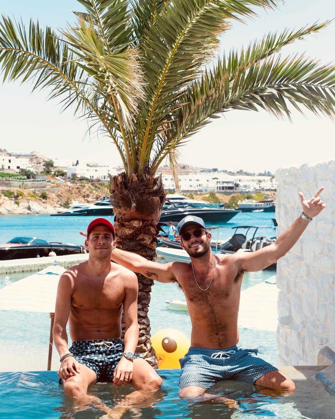 のインスタグラム：「Vacay with my bro 🌴🌊」