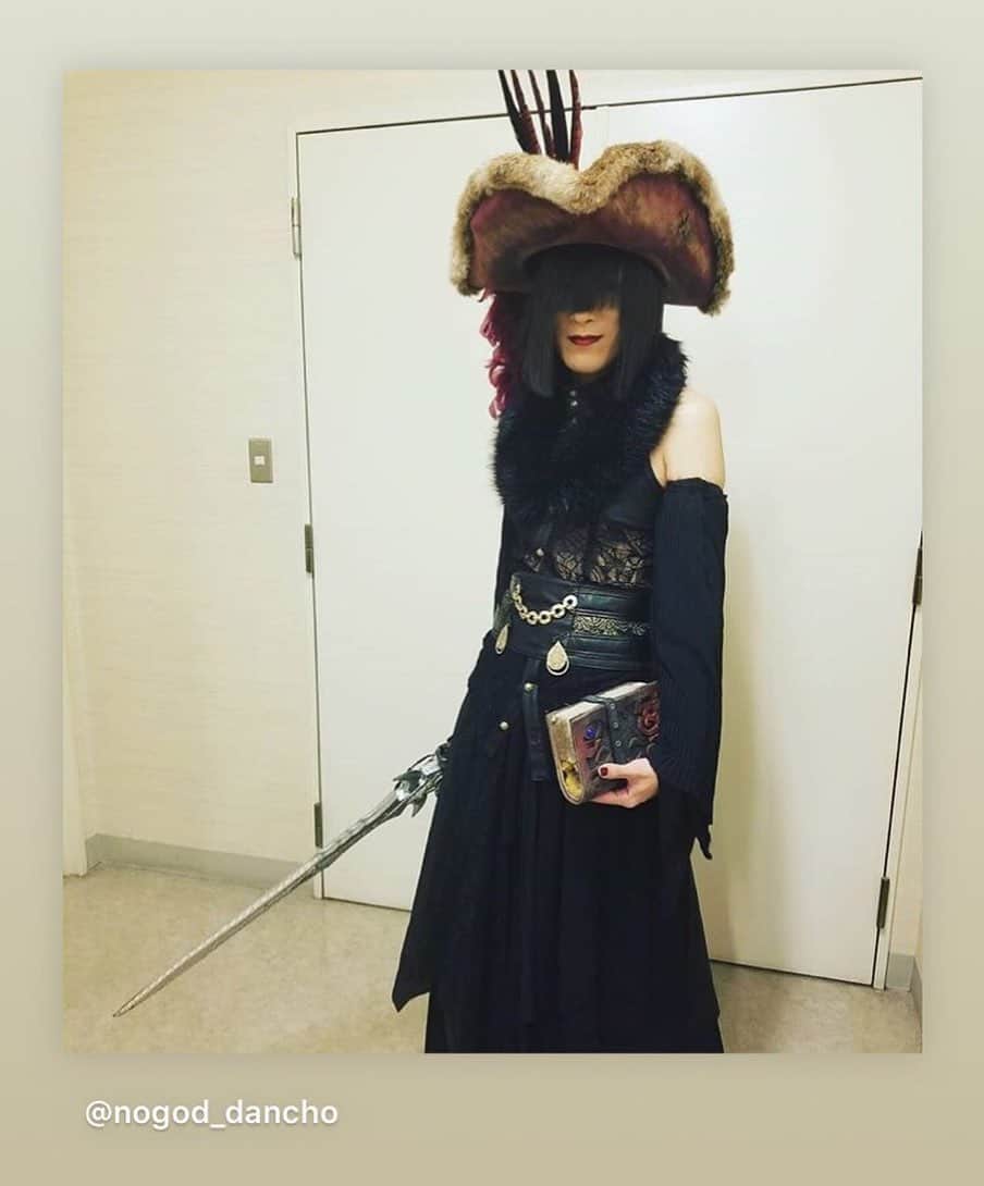 のインスタグラム：「水無月祓、初日大阪公演でした。有難う。  団長がせっせとあれやこれやと小道具を持ってくる中、MASATOさんの"足し算しかせんな"というツッコミが本日のハイライト。  さておき大分ご無沙汰だった"愚かな王"、改めて演奏すると結構スリリングで癖になる。」