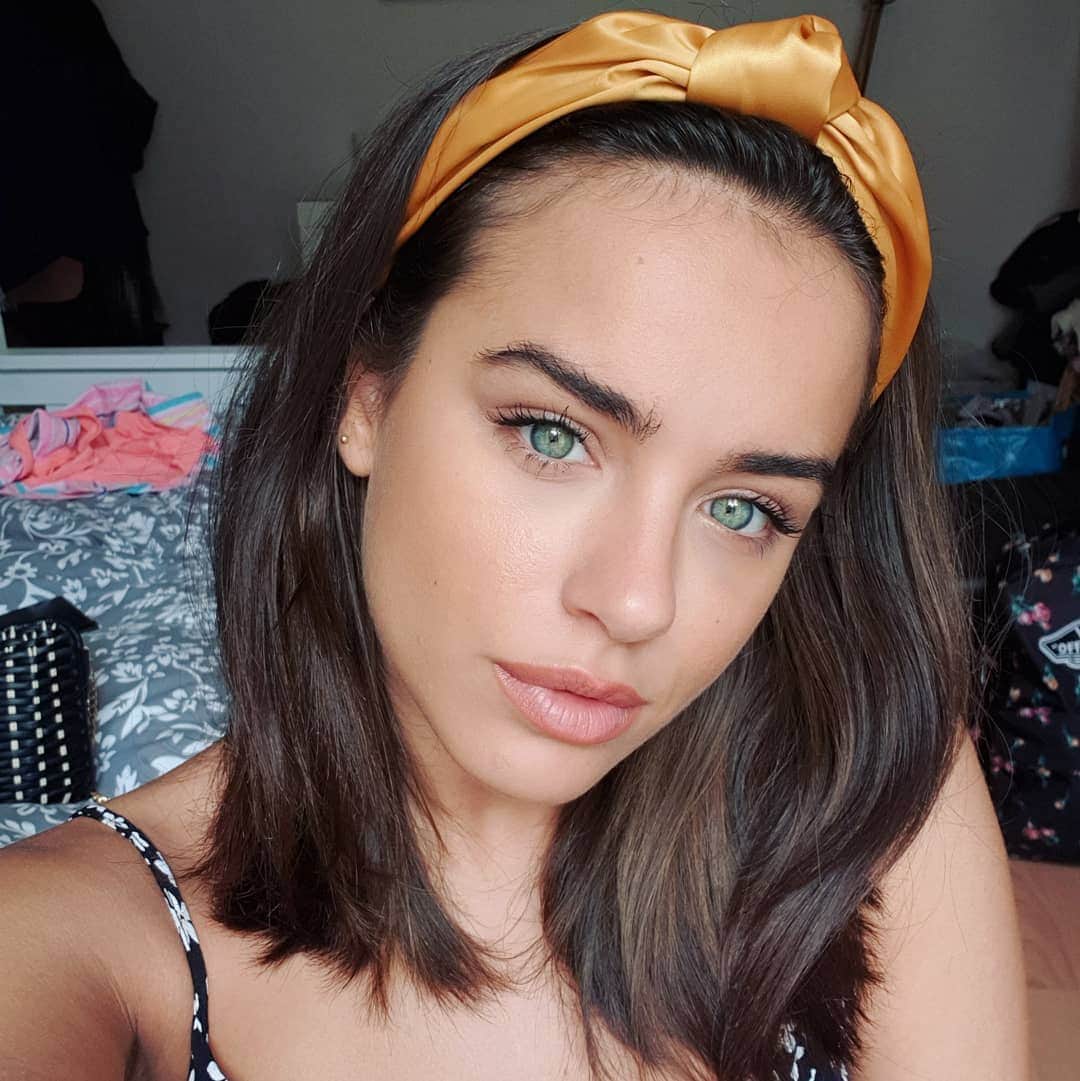 ジョージア・メイ・フットのインスタグラム：「I have an obsession with headbands. 🤓」