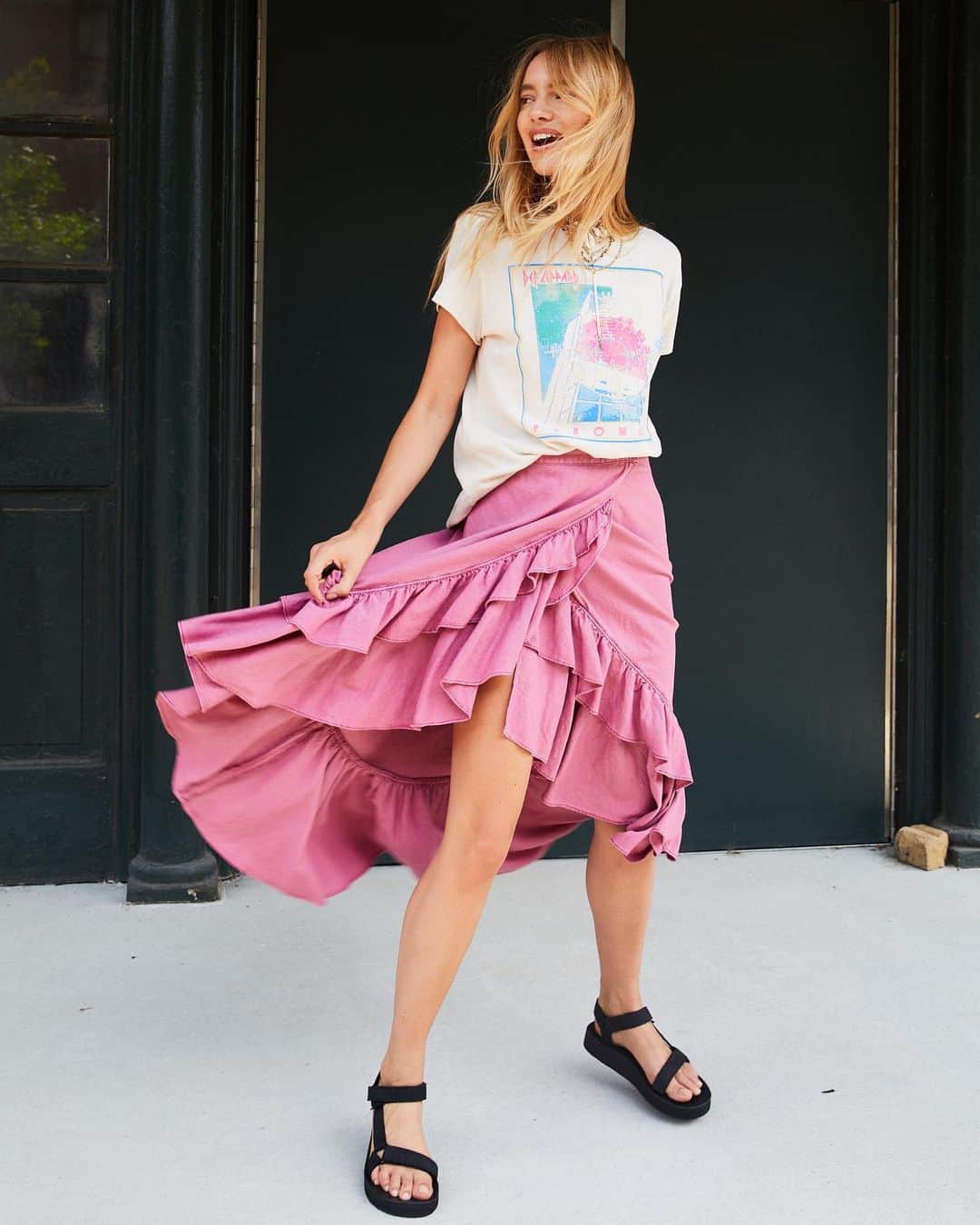 freepeopleさんのインスタグラム写真 - (freepeopleInstagram)「Summer recommends a pop of pink. Enter: the Celine Skirt.」6月23日 23時43分 - freepeople