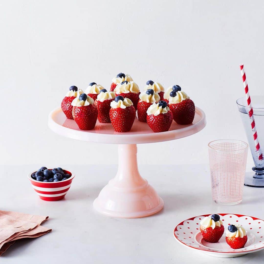 マーサ・スチュワートさんのインスタグラム写真 - (マーサ・スチュワートInstagram)「Create these festive, fruity desserts in just 15 minutes! These creamy red, white, and blue strawberry bites are just right for the Fourth of July or a summer picnic. Grab the full recipe at the link in bio! 📷: @sassykitchen | recipe by: @flossylucille | food styling by: @laurarege | prop styling by: @vanessalvazquez」6月23日 23時50分 - marthastewart