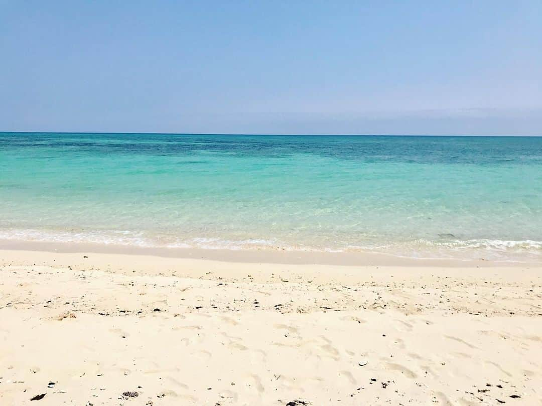 榊原みゆくさんのインスタグラム写真 - (榊原みゆくInstagram)「【海】 海ばかりの写真🏖  久米島は、ほんまに、観光客少ないし、何もない。そこが、良いんだよね😊  現地の人も、何もないのが良いって言ってるし😊  久米島からボードで20分ほどでいける無人島「はてのはま」は、空と海を独占したような感覚になる。 砂も白くサラサラで歩きやすい^_^  ヤドカリ、わたしにはなかなか見つけられないけど、現地の人はすぐに見つけられるのね😂  #沖縄 #久米島 #はてのはま #海 #シュノーケル #kumejima #okinawa #sea #followme #旅行好きな人と繋がりたい #旅行大好き #旅ログ」6月23日 23時51分 - miyukuscarab