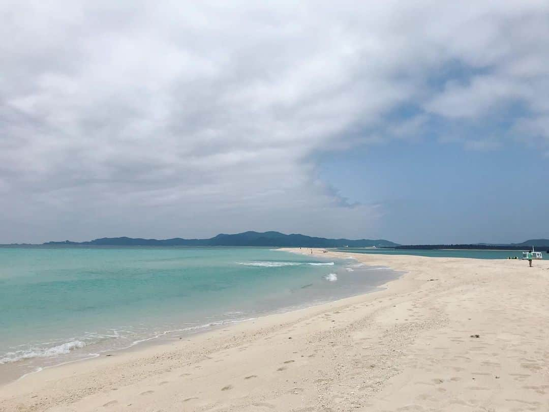 榊原みゆくさんのインスタグラム写真 - (榊原みゆくInstagram)「【海】 海ばかりの写真🏖  久米島は、ほんまに、観光客少ないし、何もない。そこが、良いんだよね😊  現地の人も、何もないのが良いって言ってるし😊  久米島からボードで20分ほどでいける無人島「はてのはま」は、空と海を独占したような感覚になる。 砂も白くサラサラで歩きやすい^_^  ヤドカリ、わたしにはなかなか見つけられないけど、現地の人はすぐに見つけられるのね😂  #沖縄 #久米島 #はてのはま #海 #シュノーケル #kumejima #okinawa #sea #followme #旅行好きな人と繋がりたい #旅行大好き #旅ログ」6月23日 23時51分 - miyukuscarab