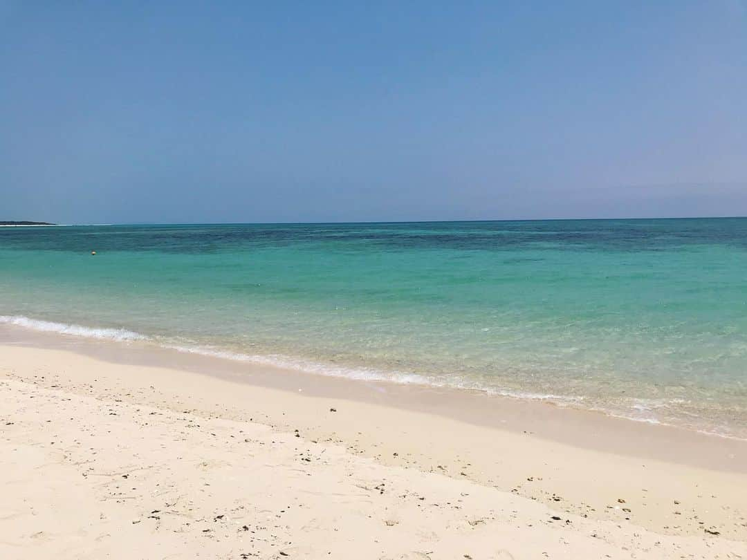 榊原みゆくさんのインスタグラム写真 - (榊原みゆくInstagram)「【海】 海ばかりの写真🏖  久米島は、ほんまに、観光客少ないし、何もない。そこが、良いんだよね😊  現地の人も、何もないのが良いって言ってるし😊  久米島からボードで20分ほどでいける無人島「はてのはま」は、空と海を独占したような感覚になる。 砂も白くサラサラで歩きやすい^_^  ヤドカリ、わたしにはなかなか見つけられないけど、現地の人はすぐに見つけられるのね😂  #沖縄 #久米島 #はてのはま #海 #シュノーケル #kumejima #okinawa #sea #followme #旅行好きな人と繋がりたい #旅行大好き #旅ログ」6月23日 23時51分 - miyukuscarab