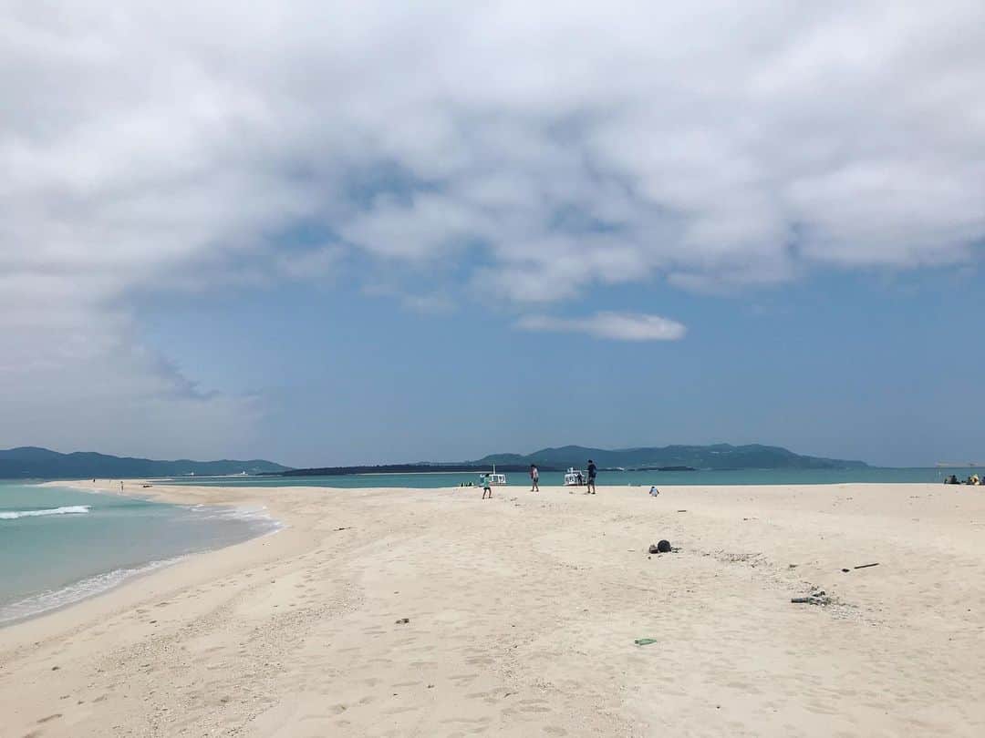 榊原みゆくさんのインスタグラム写真 - (榊原みゆくInstagram)「【海】 海ばかりの写真🏖  久米島は、ほんまに、観光客少ないし、何もない。そこが、良いんだよね😊  現地の人も、何もないのが良いって言ってるし😊  久米島からボードで20分ほどでいける無人島「はてのはま」は、空と海を独占したような感覚になる。 砂も白くサラサラで歩きやすい^_^  ヤドカリ、わたしにはなかなか見つけられないけど、現地の人はすぐに見つけられるのね😂  #沖縄 #久米島 #はてのはま #海 #シュノーケル #kumejima #okinawa #sea #followme #旅行好きな人と繋がりたい #旅行大好き #旅ログ」6月23日 23時51分 - miyukuscarab