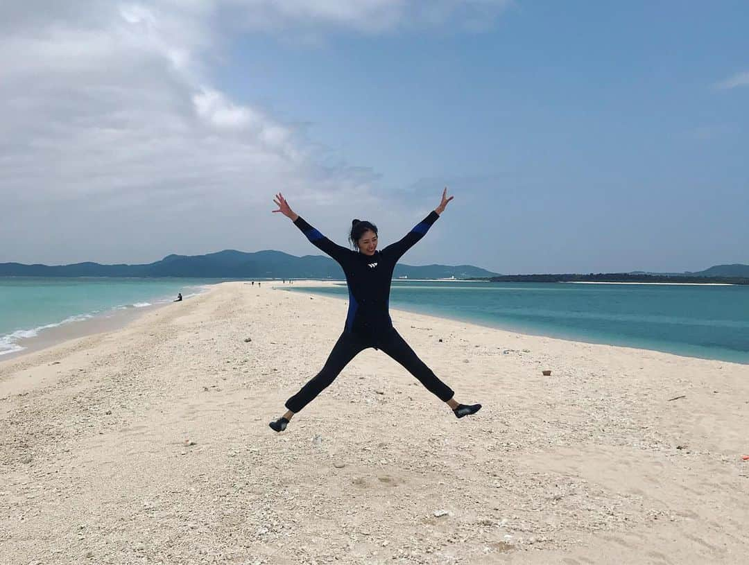 榊原みゆくさんのインスタグラム写真 - (榊原みゆくInstagram)「【海】 海ばかりの写真🏖  久米島は、ほんまに、観光客少ないし、何もない。そこが、良いんだよね😊  現地の人も、何もないのが良いって言ってるし😊  久米島からボードで20分ほどでいける無人島「はてのはま」は、空と海を独占したような感覚になる。 砂も白くサラサラで歩きやすい^_^  ヤドカリ、わたしにはなかなか見つけられないけど、現地の人はすぐに見つけられるのね😂  #沖縄 #久米島 #はてのはま #海 #シュノーケル #kumejima #okinawa #sea #followme #旅行好きな人と繋がりたい #旅行大好き #旅ログ」6月23日 23時51分 - miyukuscarab