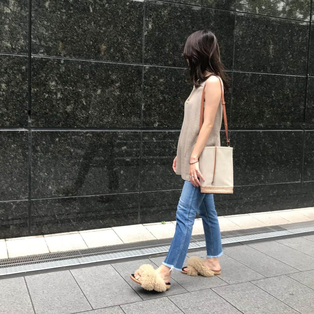 liiiiche23のインスタグラム：「・ ・ 新作てんこもり🤩 @loewe のバッグは裏がキャメルで 2way的な🧡 @chloe のモコモコサンダルは、 すれ違う人にむっちゃ見られる😂 激しく非モテアイテム👏ww ・ ・ #code #coordinate #fashion #outfit #ootd #outfitoftheday #dailylook #dailylook_japan #instagood #instafashion #deuxiemeclasse #ドゥーズィエムクラス #stunninglure #スタニングルアー #denim #デニム #ヘリテージデニム #chloe #chloeshoes #クロエ #loewe #loewebag #ロエベ」