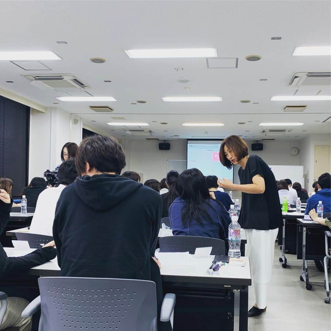 田中ウルヴェ京さんのインスタグラム写真 - (田中ウルヴェ京Instagram)「今日は企業研修と番組でした。 毎年伺っている某企業の新入社員60名近くのみなさんに「ストレスコーピング研修」。 夜はMr.サンデー。 衣装は白系。 とってもきれいなシャツでした。  I did a corporate seminar, “stress coping” in the afternoon and had a TV show in the evening.」6月23日 23時52分 - miyako.tanaka.oulevey