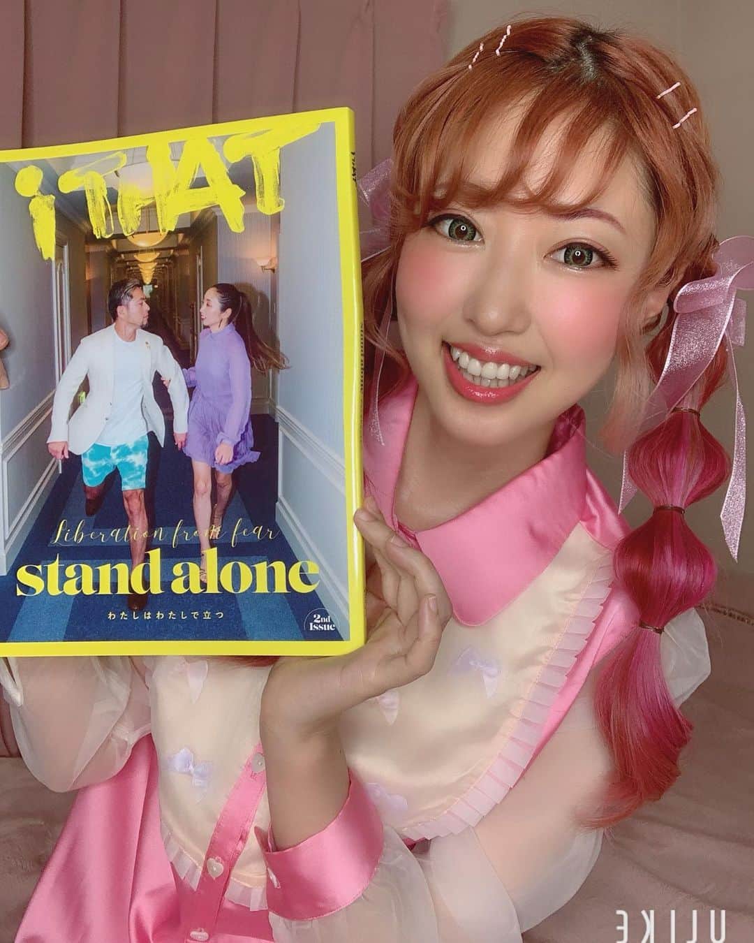 のインスタグラム：「私の漫画『拝啓、ゴミ屋敷から』が載った『自分を生きるバイブルBOOK・iTHAT 2号』が届いたよ〜〜！！！！﻿ ﻿ ﻿ あれはまだ今年の1月﻿ 口座に5000円しかなかったけど﻿ ﻿ ﻿ でもどうしてもiTHATの創刊記念パーティに参加したくて﻿ ﻿ iPhoneを売り、BL本50冊売り😂w﻿ それでも足りなくて充電器まで大黒屋に奉納し笑﻿ ﻿ ﻿ わくわくの予感を信じて﻿ 無我夢中で参加したパーティ﻿ ﻿ ﻿ ﻿ 編集長のパールさんと船長さんが﻿ 全てを捧げてこの本に賭けてきた日々の話を聞いて﻿ ﻿ いてもたってもいられなくなって﻿ 今すぐ家に帰りたくなった﻿ ﻿ ﻿ それくらい﻿ 何かやらなきゃってなった﻿ ﻿ ﻿ ﻿ あぁ、これは私も﻿ 会社を辞める事になるんだろうなぁ﻿ ってその時思ったんだよね﻿ ﻿ ﻿ ﻿ そしたら本当に数ヶ月後﻿ 辞めることになって﻿ ﻿ ﻿ めっっちゃ怖かったけど﻿ 勇気を出して「辞めます」って伝えたら﻿ ﻿ ﻿ 私の頭の上で歯車がドドドドッて﻿ ものすごい速さで回り出して﻿ ﻿ ﻿ なんかのCGアニメみたいに﻿ 止まってた時計が動き出したのを感じたんだよ✨﻿ ﻿ ﻿ ﻿ それから﻿ 事務所を辞める事を﻿ ﻿ ファンの方には私らしく漫画で伝えたらどうだろうかってひらめいて﻿ ﻿ ﻿ 本当にたまたま描いたんだけど﻿ ﻿ 運命に描かされた漫画だったと今は思う﻿ ﻿ ﻿ ﻿ だってその漫画が﻿ わたしがその時1番一緒に仕事をしたい！って思っていた人のところに連れてってくれた✨﻿ ﻿ ﻿ ﻿ 一歩踏み出してよかったねって﻿ 自分の予感を信じてよかったねって思うんだよ✨﻿ ﻿ ﻿ ﻿ ぼんやりしてると﻿ すぐ周りに流されそうになっちゃうけど﻿ ﻿ ﻿ 自分は絶対にこの人生楽しみたいんだ！っていう情熱は﻿ 自分をよそ見させないパワーがある﻿ ﻿ ﻿ 情熱を絶やすなよ﻿ 好きな事を貫けよ﻿ ﻿ 望みを掲げたら﻿ そこから逃げるなよ﻿ ﻿ ﻿ そうしたら﻿ 絶対に﻿ 望んだ場所にたどり着けるから✨✨﻿ ﻿ ﻿ ﻿ #iTHAT﻿ ﻿ 追記﻿ ﻿ #お母さんにiTHAT渡したらめっちゃ喜んでた﻿ #けど数分後に漫画読んでめっちゃキレてた🤣笑﻿ #でも親孝行になったと勝手に信じてる﻿ #パールさん船長さんありがとうございます @pearlnessie_888 @captainvinegar_888」