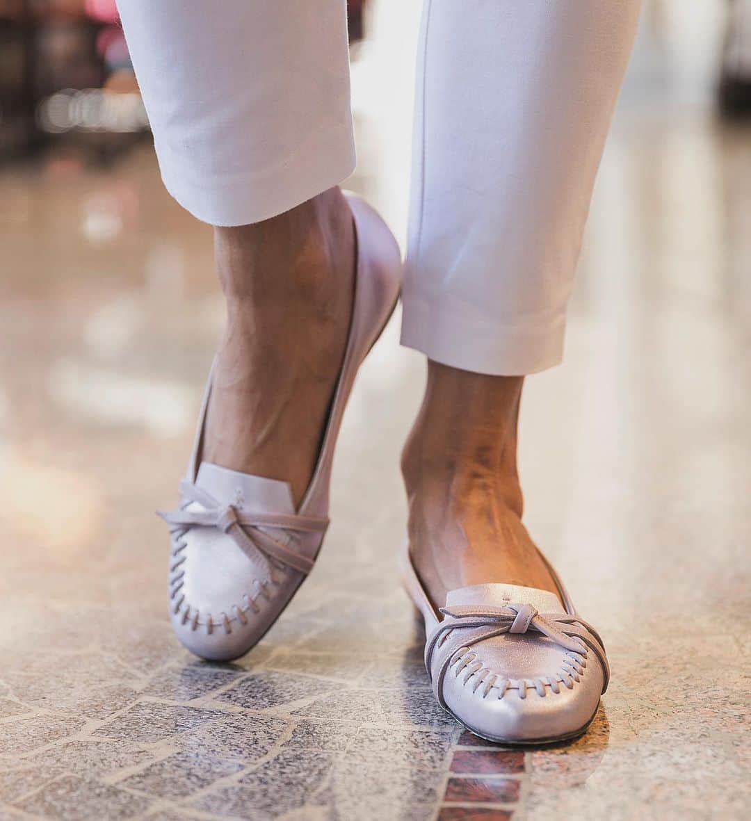 エンリーベグリンのインスタグラム：「Simplicity is the keynote of all true elegance #henrybeguelin#vegetaltannedleather#handmade#italy#shoes#ballerinashoes #orchidea#color#」