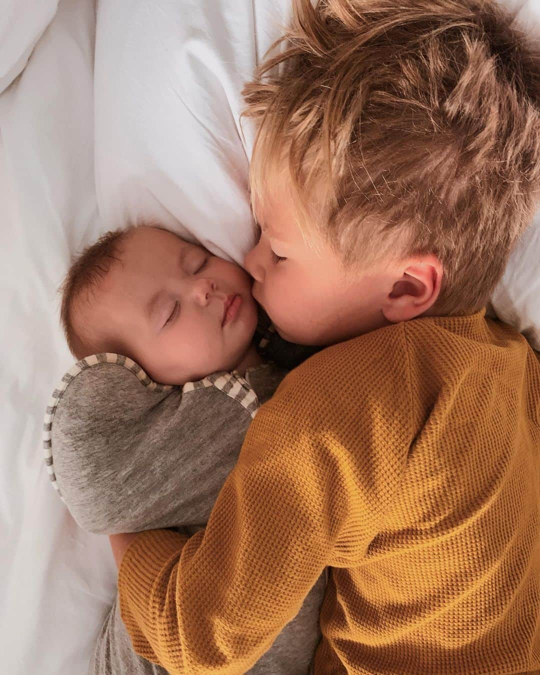 Amber Fillerup Clarkさんのインスタグラム写真 - (Amber Fillerup ClarkInstagram)「Morning snuggles 💛👼🏼」6月23日 23時55分 - amberfillerup