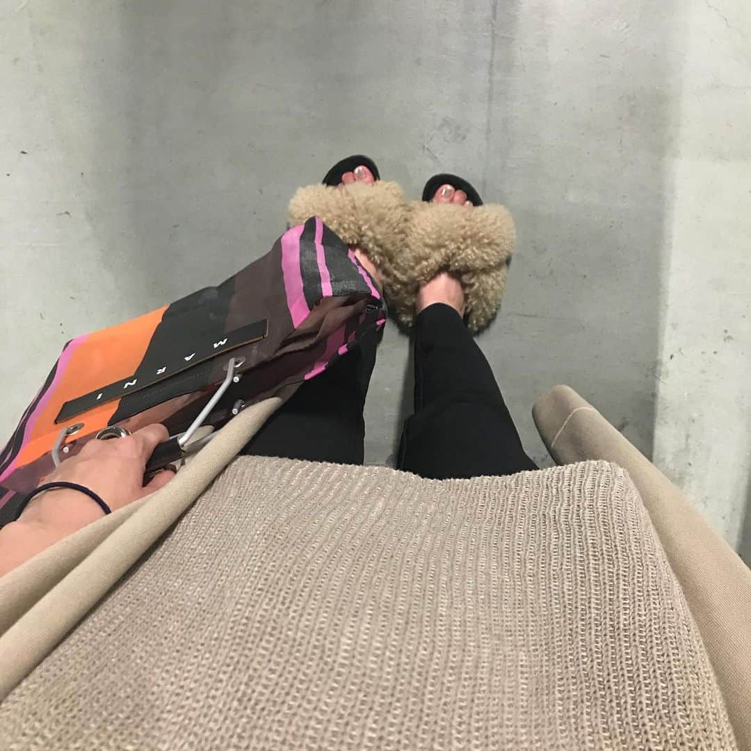 liiiiche23のインスタグラム：「・ ・ ボトムス＆バッグを変えたバージョン🐻🧡 プレセの戦利品達。 ・ ・ #code #coordinate #fashion #ootd #outfit #outfitoftheday #dailylook #dailylook_japan #instagood #instafashion #deuxiemeclasse #ドゥーズィエムクラス #gu #ジーユー #chloe #chloeshoes #クロエ #marni #marniflowercafe #マルニ #marnibag #マルニバッグ」