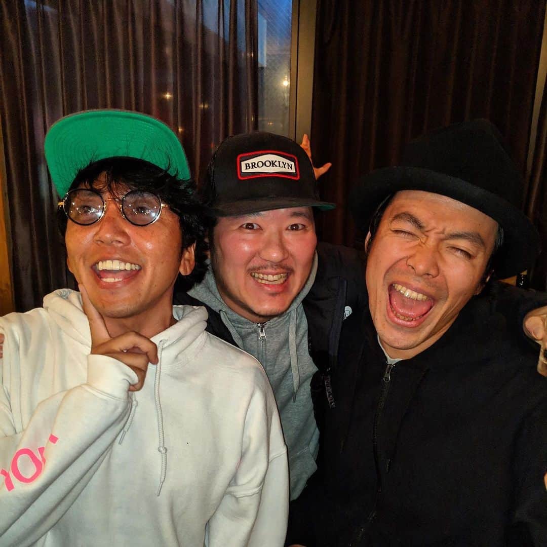 TAKAのインスタグラム：「大事な音楽仲間がまた旅立ちました。 ヨースケ@HOME君が20日に亡くなったそうです。  正直全く信じられません。  初めて会ったのは7年前でした。家にも泊まりに来てくれてウチのバスターとメチャクチャ遊んでくれたのが昨日のようです。  いつも明るく、居るだけでその場が楽しくなる空気感のある男でした。思い出すと楽しい思い出しか出てきません。  もう一度たこ焼き食べながらゲラゲラ笑いたかったな。 もう出来ないと思うと辛いです。  そっちの世界に行くのはまだ先やけど行ったら一緒に音楽してな！ ゆっくり休んでな。 さよならまたな。」