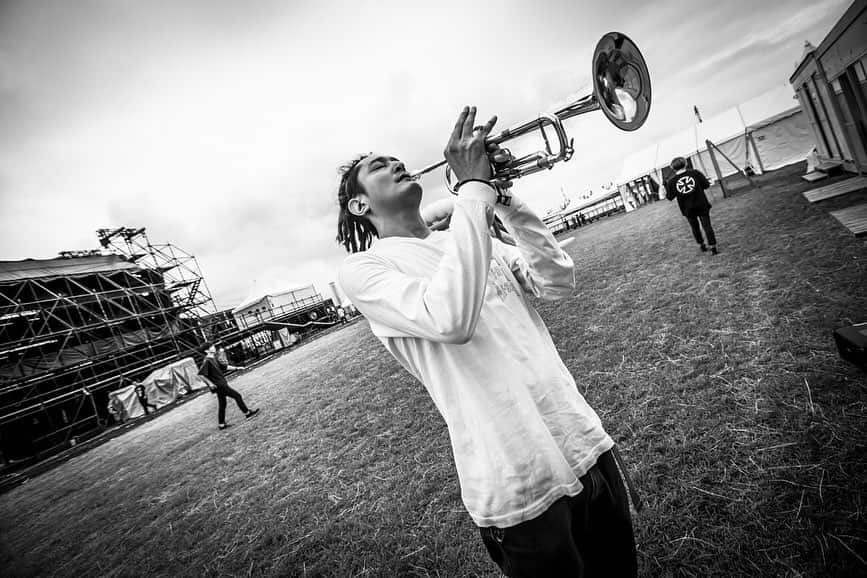 KEN IIKAWAさんのインスタグラム写真 - (KEN IIKAWAInstagram)「DEAD POP FESTIVAL最高。 SiMありがとう！ カッコよかったぜ🔥 オレらもだけどな🔥 . photo by @hayachinphoto  #trumpet #trumpets #trumpeter #trumpetlove #trumpetlife #trumpetsolo #trumpetplayer #trumpetawards #SiM #heysmith #deadpopfestival」6月23日 23時59分 - keniikawa