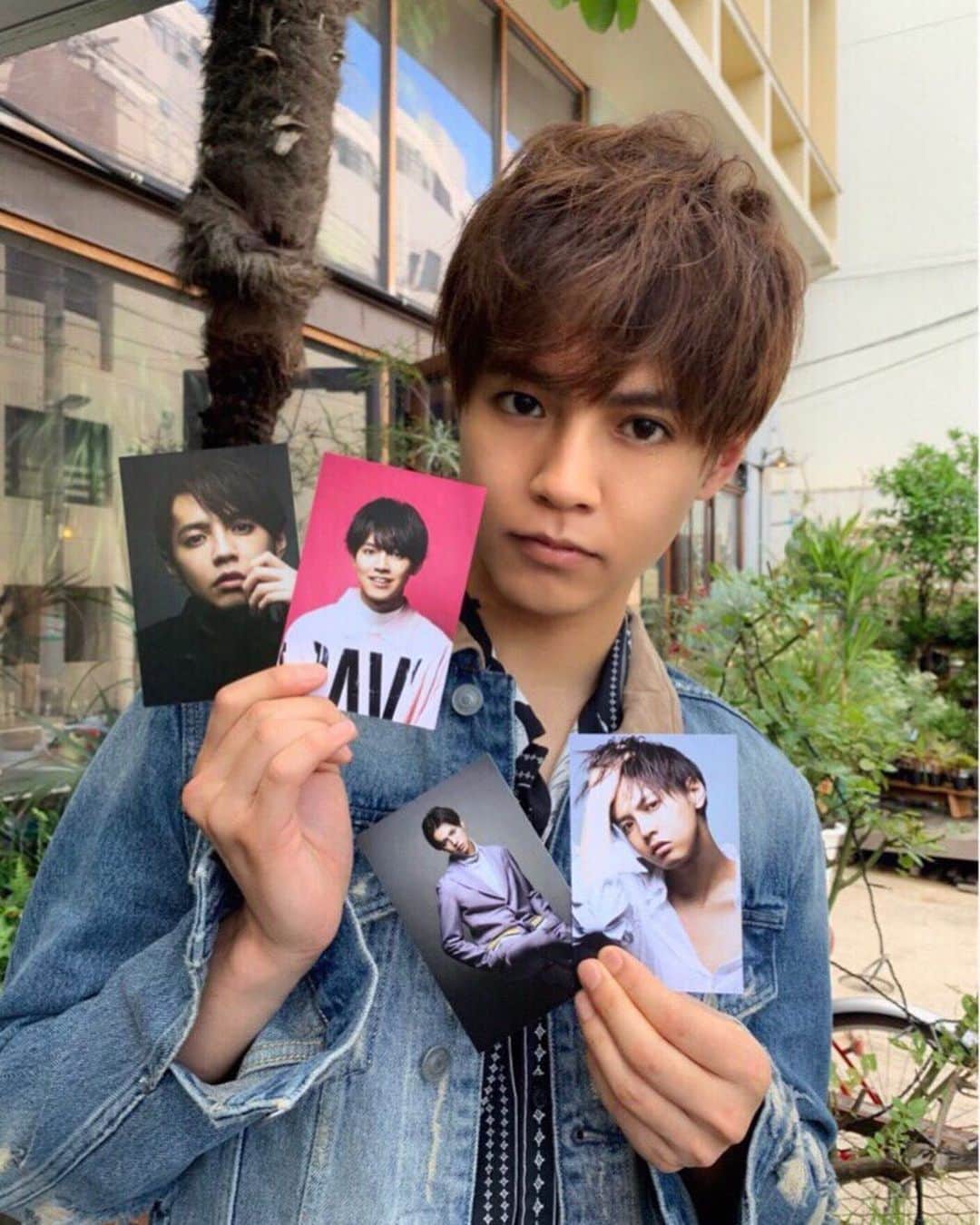 映画『午前0時、キスしに来てよ』のインスタグラム：「＼＼\🍑あなたはどの楓を選ぶ？🍒//／ ﻿ ﻿ 様々な表情が堪能できる厳選の4枚！﻿ ﻿ 得票数の一番多かった写真を使用した限定のムビチケは、8/31〜のGENERATIONS LIVE TOUR 2019 "少年クロニクル" のツアー会場のみで販売される予定です。﻿ （＊投票の結果、および発売に関する詳細情報は後日発表）﻿ ﻿ ①黒：キメ楓♟﻿ ②ピンク：スイート楓🎈﻿ ③紫：スマート楓🍇﻿ ④白：濡れ楓💧﻿ ﻿ コメント欄に数字を記入して投票してくださいね！選んだ理由もぜひ教えてください😚﻿ ﻿ ぜひふるってご参加ください💌 ﻿ ﻿ ⏰投票締切は27日0時〆 ﻿ ﻿ #午前0時投票しに来てよ ﻿ #午前0時キスしに来てよ ﻿ #映画0キス  #0キス #0kiss﻿ #綾瀬楓 #片寄涼太」