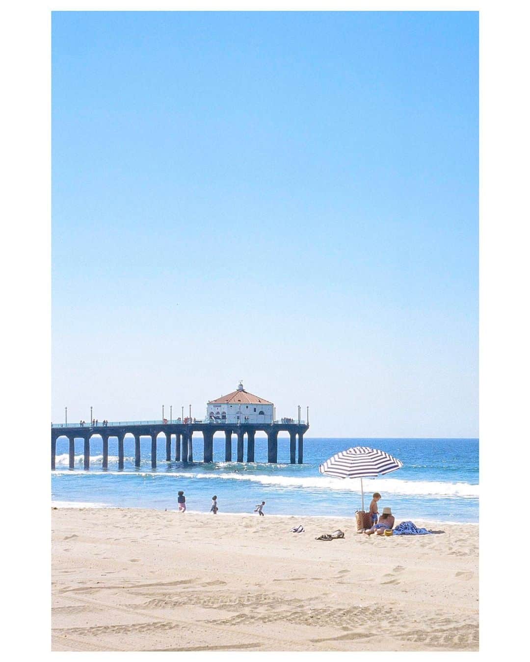 Pete Halvorsenのインスタグラム：「early-bird gets the prime real estate. 🏖 . Leica M7 / Ektachrome 💯」