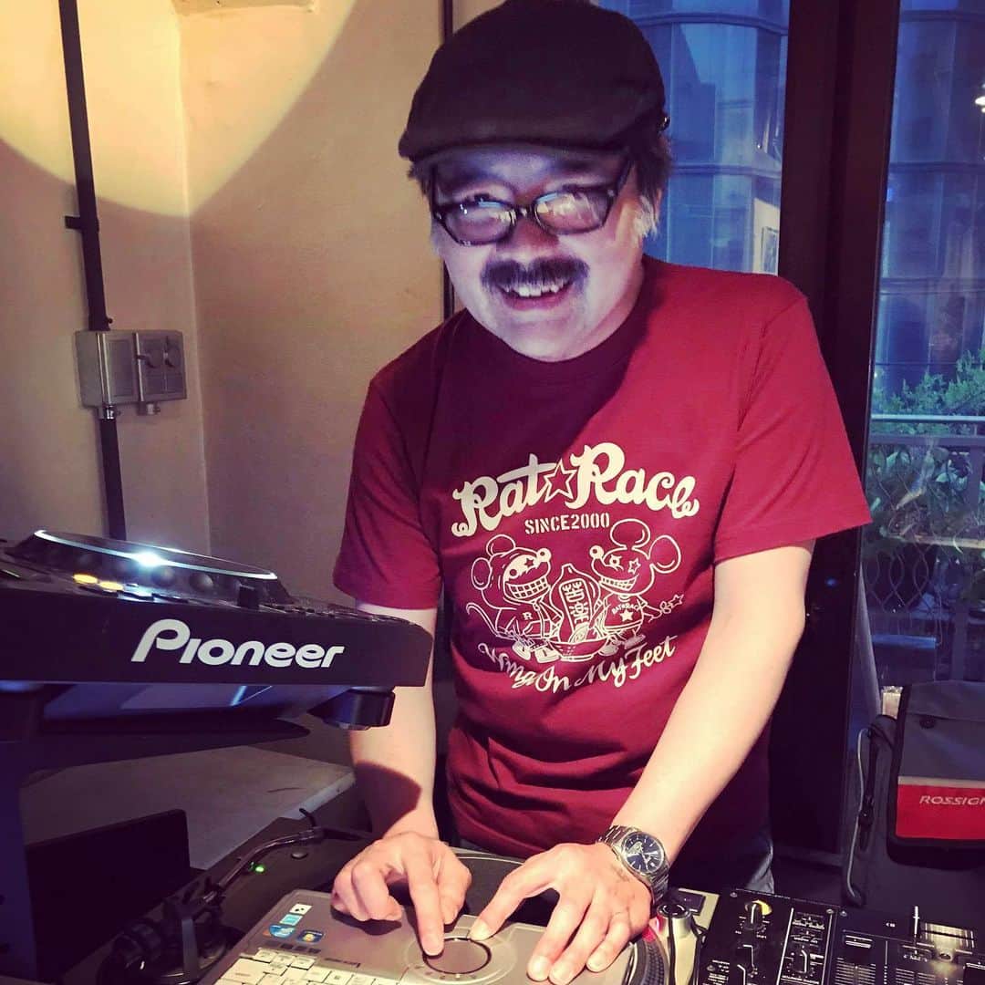 オカノアキラのインスタグラム：「バルベスイベントの打ち上げでDJしてきました。@コントート。trakter操作するのに老眼鏡かけなアカン年頃なんかとしみじみ思いつつテクノとnwとアイドルを回し続けました。ボクがトップバッターで続いてロックな選曲のゴッさん！最後の真打ちは宴太郎でした。 #dj #trakter #コントート #宴太郎 #new wave #パソコンdj #edmではない #エフェクトかけまくり #マニアックな曲のオンパレード #rat⭐️race」