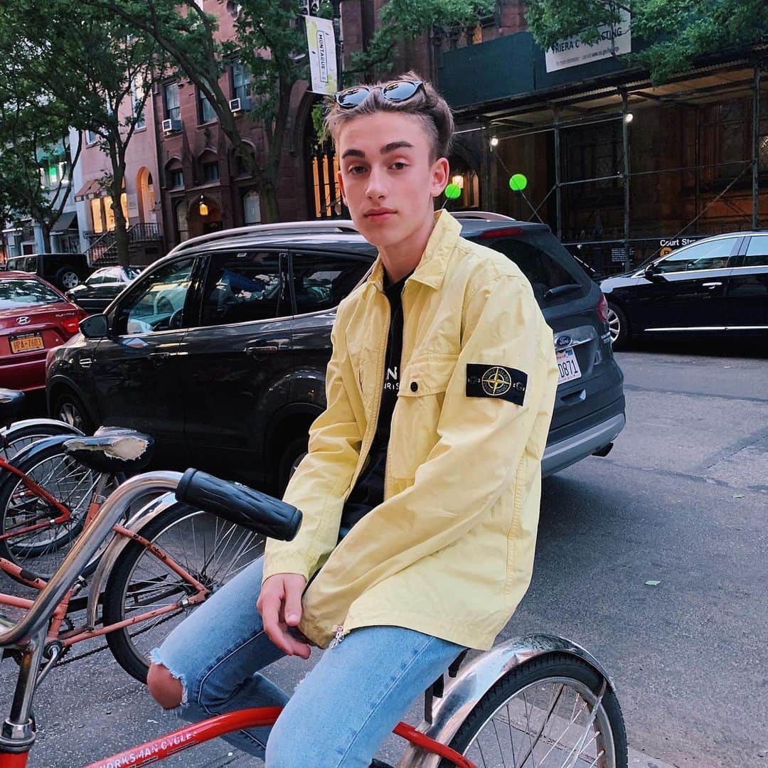 ジョニー・オーランドのインスタグラム：「in new york having a lot of fun making music, as you can tell by facial expression in this photo」
