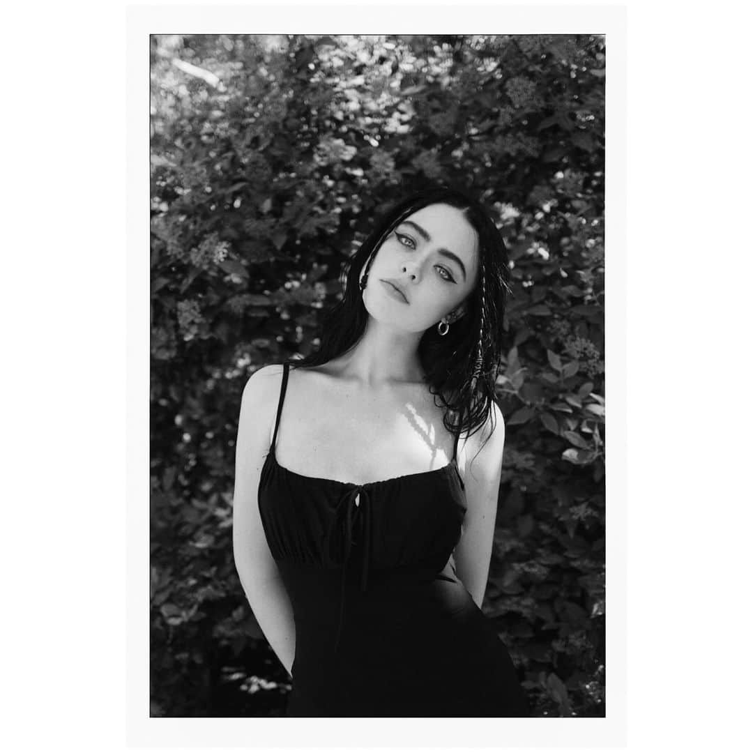 クリスティナ・バザンのインスタグラム：「Madrid. Photography @elisaparron 🌿」