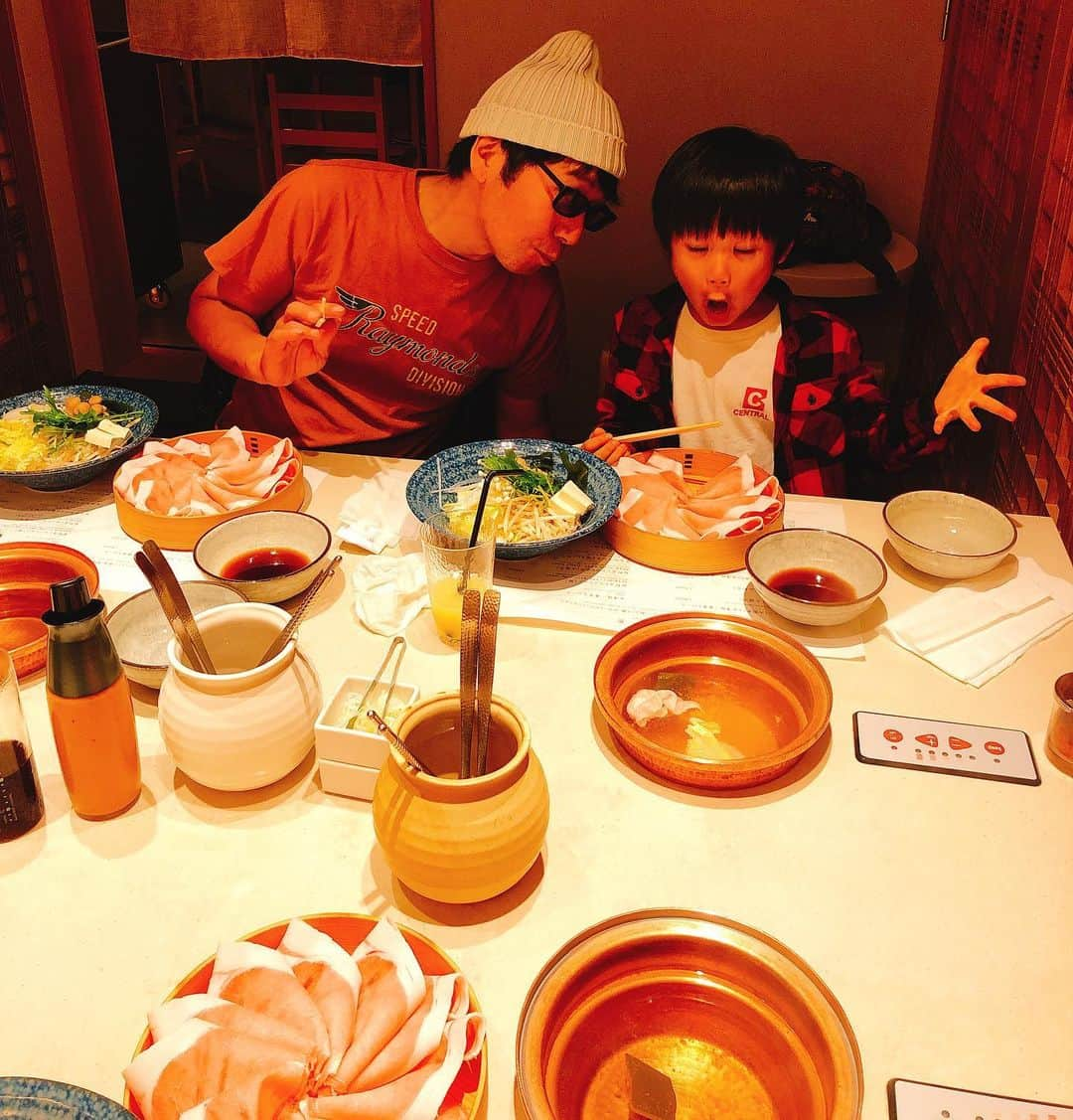 山田まりやさんのインスタグラム写真 - (山田まりやInstagram)「パパとご飯が食べられる時はパパと隣がいい！とぺったり甘えるムネくん❣️ ・ パパにちょっかいを出しまくり パパをおもちゃの様にして ゲラゲラケラケラ楽しそうでなにより🤣www ・ こんなにぺったりじゃれあえるのは あと何年かなのかなぁと思うと 愛し過ぎる光景ですね😭❤️✨ ・ 目に焼き付けとかねば😍🙌✨✨✨ ・ ムネくんは1人しゃぶしゃぶが楽しくて お箸の使い方が素晴らしく上達しました😃👍🥢✨✨✨ ・ お野菜も残さずぴっかりん😍👏✨✨✨」6月24日 0時09分 - mariya.yamada