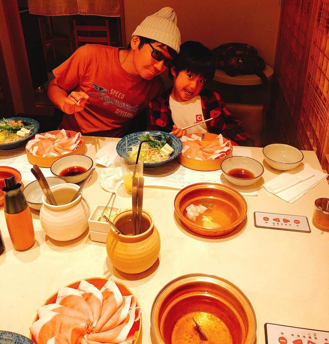 山田まりやさんのインスタグラム写真 - (山田まりやInstagram)「パパとご飯が食べられる時はパパと隣がいい！とぺったり甘えるムネくん❣️ ・ パパにちょっかいを出しまくり パパをおもちゃの様にして ゲラゲラケラケラ楽しそうでなにより🤣www ・ こんなにぺったりじゃれあえるのは あと何年かなのかなぁと思うと 愛し過ぎる光景ですね😭❤️✨ ・ 目に焼き付けとかねば😍🙌✨✨✨ ・ ムネくんは1人しゃぶしゃぶが楽しくて お箸の使い方が素晴らしく上達しました😃👍🥢✨✨✨ ・ お野菜も残さずぴっかりん😍👏✨✨✨」6月24日 0時09分 - mariya.yamada