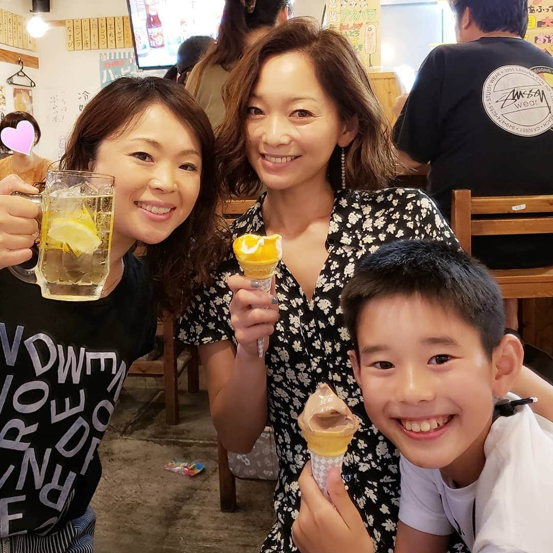 佐藤純さんのインスタグラム写真 - (佐藤純Instagram)「昨日は、ママ友と串カツ田中へ🍺  息子が… ｢お母さん、この間のくちかす行きたい‼️くちかす‼️｣って。。。 ｢何それ？？？どこ？？？もしかして…串カツ？｣ ｢そぉそぉ、クシカツ❤｣ くちかすって。。。😰 子供、たこ焼き無料。  子供、店員さんとじゃんけんして買ったらジュース無料。 ↑店員さん、じゃんけんで自分が何をだすか？前もって教えてくれる(笑)  子連れに優しい口カス田中。  いやいやいや。串カツ田中‼️ 私は、山芋の串カツとれんこんの串カツが大好き❤️ #串カツ田中 #口カス田中じゃないから #串カツ #チンチロリン #山芋 #れんこん #大好きすぎる #親子 #兄妹 #ママ友 #改行がうまくできなくてすいません #ママ#ママモデル#モデル #mama #mamamodel #model」6月24日 0時11分 - junsatoidea