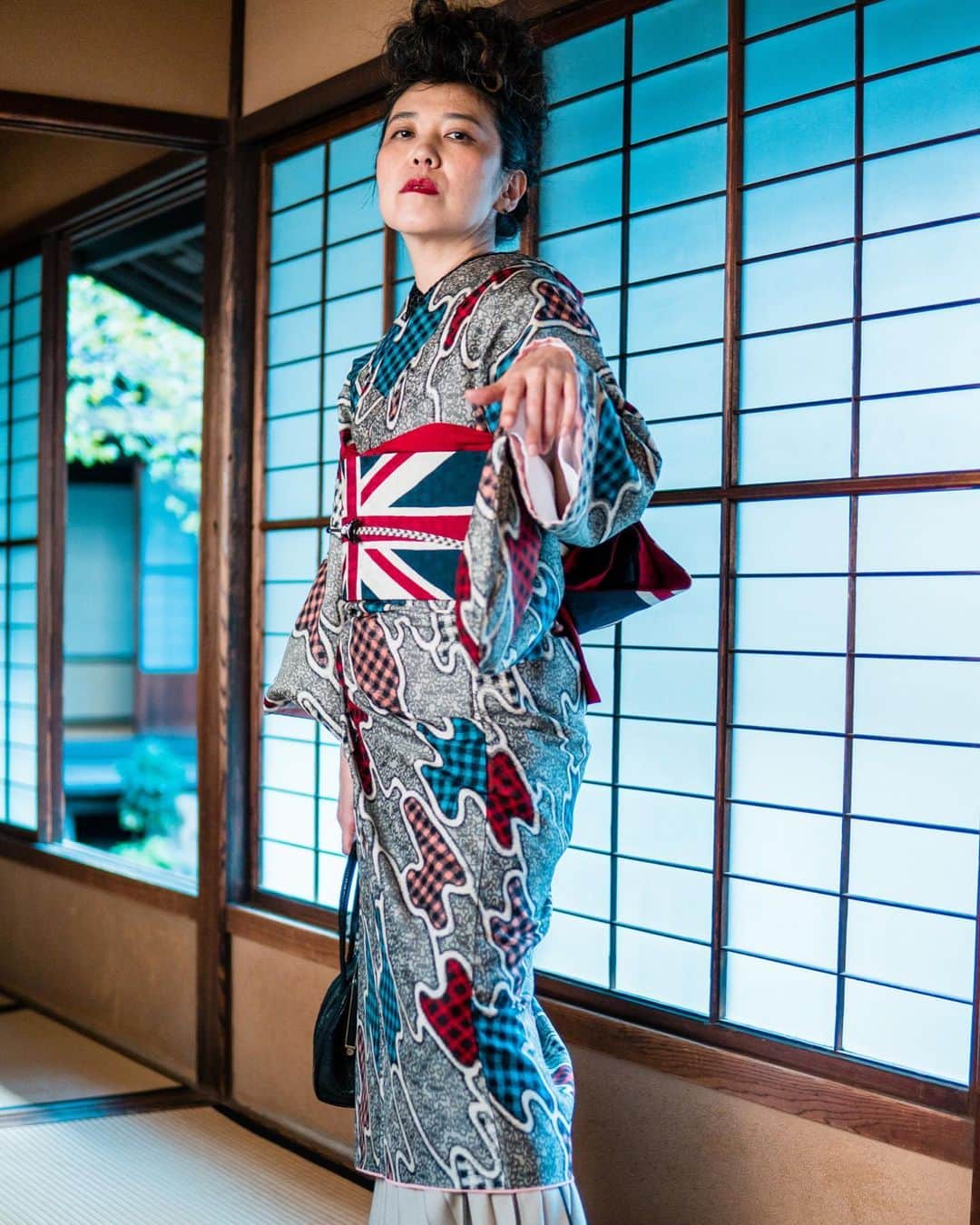 Anji SALZさんのインスタグラム写真 - (Anji SALZInstagram)「Another few snaps from my kimono styling tour with Hitomi 👘🇬🇧🔥 Because I’m still swooning over how well she pulls it off and about the fun day out 🙌🏻⭐️ SALZ着物スタイリングツアーの参加ありがとう。スージーさんと楽しい時間を過ごしたり、このコーデを考えるのも最高に楽しかった❤️ #salztokyo」6月24日 0時13分 - salztokyo