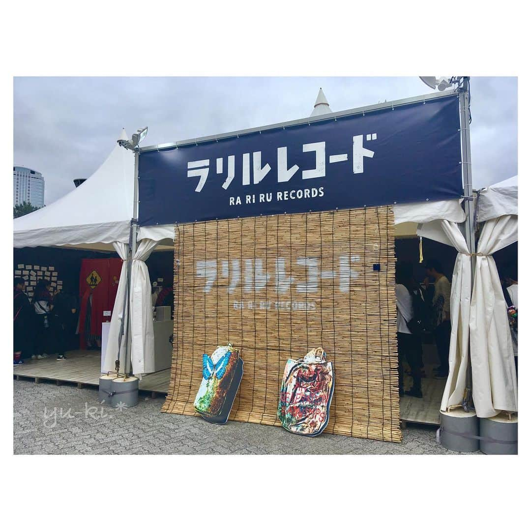 二見夕貴さんのインスタグラム写真 - (二見夕貴Instagram)「. -------------------------------------RADWIMPS✴︎2019.06.22 ANTI ANTI GENERATION TOUR 2019 ZOZOマリンスタジアム DAY1 ------------------------------------- . いってきましたあああ♡♡ メメメの時のように 見事に晴れました(*´`*)☀︎. ° . 会場に色々とアトラクション？あって 早く行ってよかった＊ 2人ともせっかちで並ぶの嫌いだから 味噌汁's気になったけど諦めて ボクンチだけ少し並んで、 フォトスポットとかも離れたとこから ぱぱっと撮るスタイル😂 . . すごく不安定な天気だったのに 薄っすら雲が夕焼けに染まって、 そんな中でRADのLive観れて。 . 指定席で遠かったから音が風で流れたり よく見えなかったりはかなしみだったけど 遠くからでも最高にかっこよかったし 最高の音楽とパフォーマンスだった🤤💕 何よりね、照明がすごく良くて スタジアムならではなのか 初めての不思議な空間を感じられた✴︎. ° 指定席の特権！ 会場全体の演出を存分に楽しんだ♡♡ Lastの5秒カウントダウンからの サプライズ花火最高すぎた😍 雨上がりの澄んだ空で長めの花火♡♡ だいすき😍 . . 今度オペラグラス買おー！笑 という訳で余韻Live真っ最中♡ #RADWIMPS #antiantigenerationtour2019 #wimper #zozoマリンスタジアム #live #nomusicnolife #love #awsome #ボクンチ #幕張」6月24日 0時29分 - yyyuki___