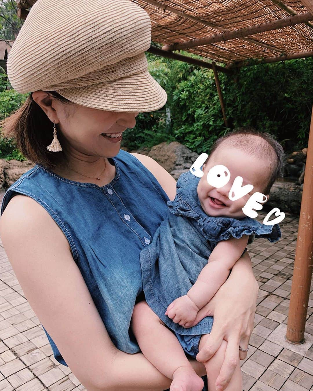 Remiさんのインスタグラム写真 - (RemiInstagram)「matching dress with👶🏻🍍 今日の目玉、ゴリラさんたちと🦍 ゴリラファミリーのやり取り可愛かったなぁ〜💓 今日は娘と親子リンク♪ @milktea_junyufuku の形や色褪せ感が好みのデニムワンピースに、@nanayokko プロデュースのストローキャスケット💓 サンダルといい、この夏沢山お世話になりそうなアイテムたちです🌻👒👡 そして娘のワンピースはセールでまさかの500円！😳 女の子はプチプラでも可愛い服がいっぱいで楽しい💓 メンズもデニムでリンクでした♪ . . . 【 #ootd 👗】 dress…#milktea @milktea_junyufuku  hat… #yokkodejoliechambre @joliechambre  shoes… #titivate @titivatejp . 👶🏻👗… #hm @hm . .  #親子コーデ #夏コーデ #ミルクティー #授乳服 #授乳コーデ #ワンピース #デニムワンピース #ストローキャスケット #キャスケット #プチプラコーデ #babygirl #0y3m」6月24日 0時30分 - remi_912