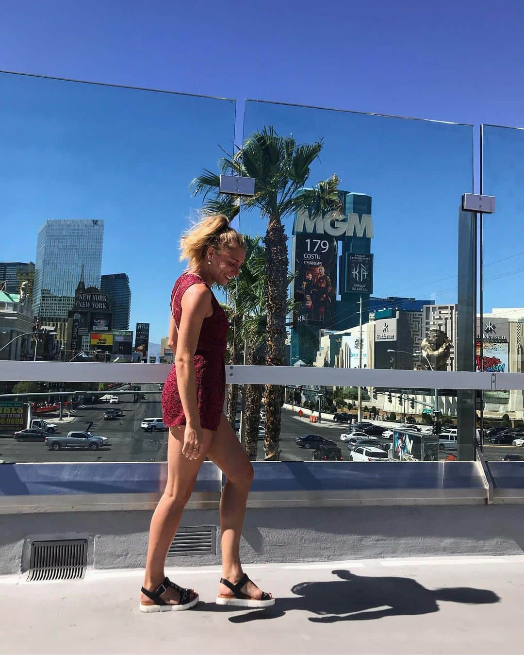 マリー・ギャヨさんのインスタグラム写真 - (マリー・ギャヨInstagram)「Walking on The Strip #LasVegas #Sunny #Warm #Blondhair #HaveAWalk #NeverStop #Smile」6月24日 0時35分 - marie.gayot