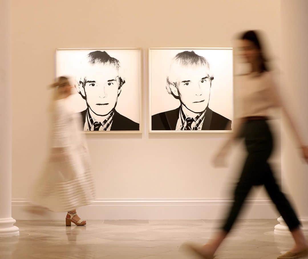 サザビーズさんのインスタグラム写真 - (サザビーズInstagram)「Andy Warhol’s lifelong preoccupation with public image and beauty was linked to the inadequacies he saw within his own physical appearance, which led him to confront and question the grand tradition of self-portraiture. A genre which has historically granted the viewer a highly personal insight into the workings of an artist’s psyche, Warhol instead chose to put forth a highly curated and constructed vision of himself as an icon of popular culture, thus refusing to allow any deeper insight into his true identity. By the late 1980s Warhol’s self-image was virtually a complete fabrication, and yet no other artist’s image has become so completely synonymous with their creative output. - ‘Self-Portrait (Pair)’, from 1982, will be offered in #SothebysContemporary Art Day Auction this Thursday. #AndyWarhol」6月24日 0時46分 - sothebys