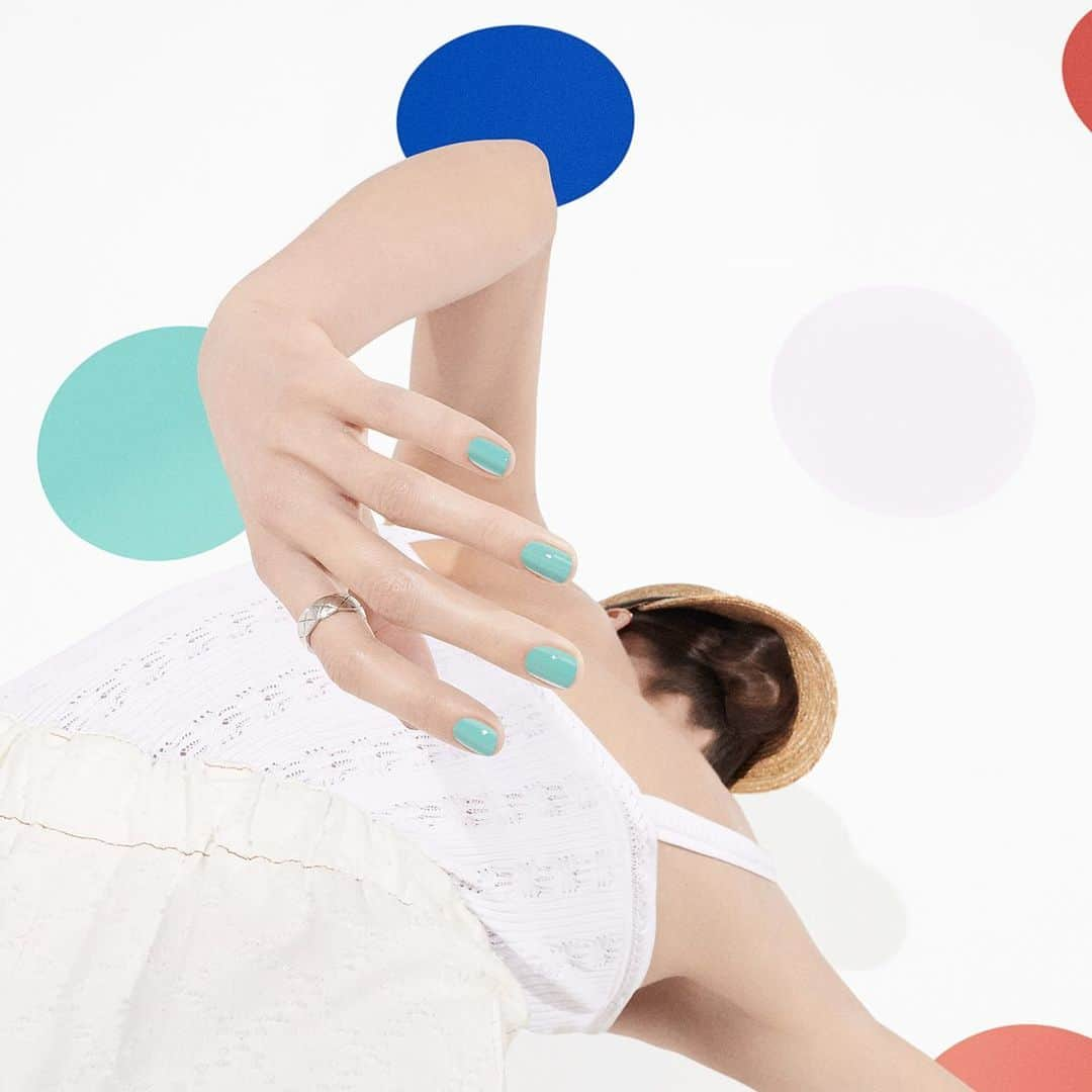 シャネルさんのインスタグラム写真 - (シャネルInstagram)「PLAY YOUR WAY. Mix and match new and iconic shades of LE VERNIS CHANEL on hands and feet all summer long. Play with different colour combinations, including VERDE PASTELLO 590 paired with RADIANT BLUE 725. #LeVernisCHANEL #Twister #CHANELMakeup」6月24日 0時46分 - chanelofficial